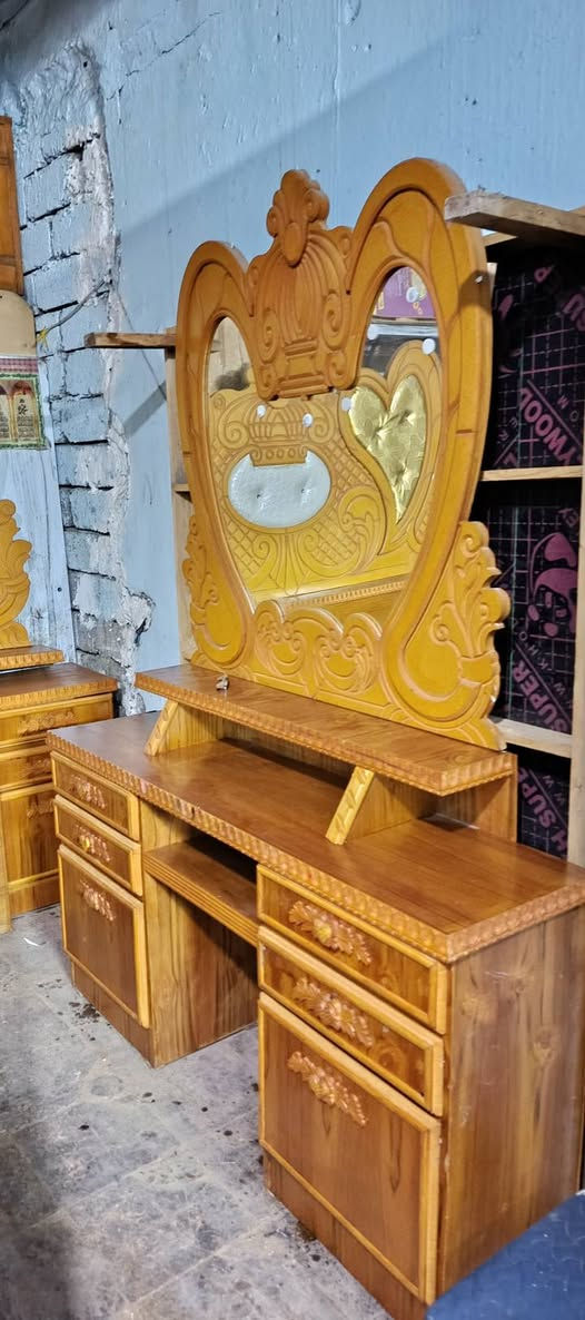 غرفة ٥باب صاج ملحق موديل حديث نظافة فوووول السعر 750تواصل خاص ***********
