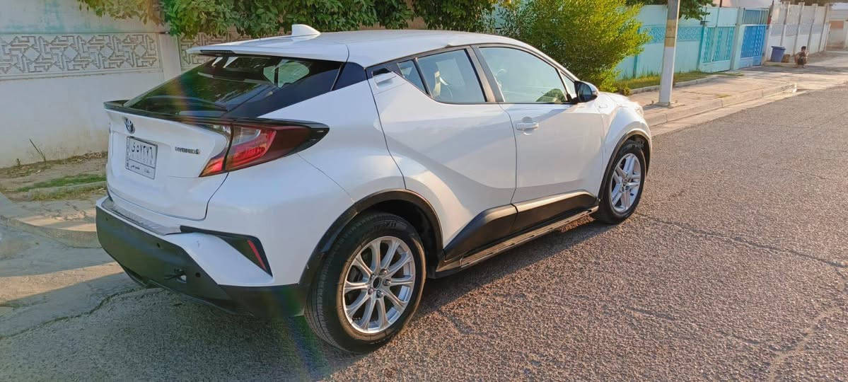 تويوتا C-HR موديل 2022 للبيع 
‏سيارة رياضية أنيقة واقتصادية بالوقود، نظيفة وجاهزة للفحص
‏ الموديل: 2022
‏ النوع: تويوتا C-HR
‏ المحرك: 2000 سي سي
‏المواصفات: فول مواصفات ما عدا الفتحة
‏ ناقل الحركة: أوتوماتيك
‏نظام الدفع: أمامي
‏ اللون: أبيض
‏العداد: 137 ألف كم
‏ الرقم: بغداد (ثاني يوم التحويل)
‏ الضرر: مرفق بالصور داخل المنشور
‏أهم المواصفات:
‏ علما ان السيارة: هايبرد وبانزين 
‏ شاشة كبيرة مع كاميرا خلفية
‏ رادار / تنبيه الخروج عن المسار
‏ مثبت سرعة
‏ حساسات أمامية وخلفية
‏ مرايا كهرباء قابلة للطي
 جنوط ألمنيوم
‏ مكيف قوي
‏أنظمة أمان متعددة (ABS – Airbag – Traction Control)
‏ 
‏ مكان السيارة: بغداد / صلاح الدين
‏ للاتصال أو واتساب: ***********

