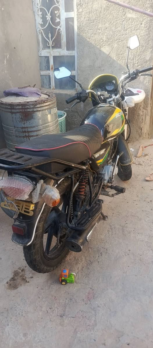 سلام عليكم دراجه بوكسر مديل 22 جاهزه ما عايزه برغي اوراق اصولي سكنر. مكينه جديده دراجه حلوه السعر 800 ممان نجف مشخاب. ***********
