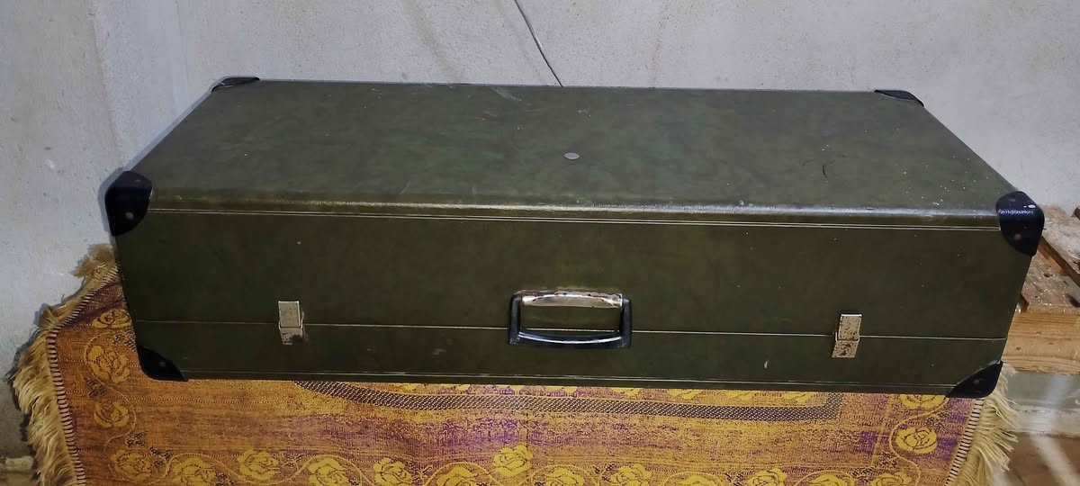 ألماني
هذا الجهاز هو أورج إلكتروني عتيق من نوع Hohner Organetta 49R El Luxe.يتميز بلوحة مفاتيح بأربعة أوكتافات وأزرار صوتية لاختيار الآلات مثل Flute و Trumpet.تم تصنيع هذه الأجهزة في ألمانيا خلال فترة الخمسينيات والستينيات.يعمل هذا النموذج غالبًا كجهاز يعمل بالكهرباء مع مفاتيح صوت (Potis) للتحكم في مستوى الصوت. مركز الزقازيق, الشرقية


**إذا كنت صاحب هذا الإعلان وتريد حذفه لأي سبب، رجاءا أرسل رسالة إلى الدعم الفني**