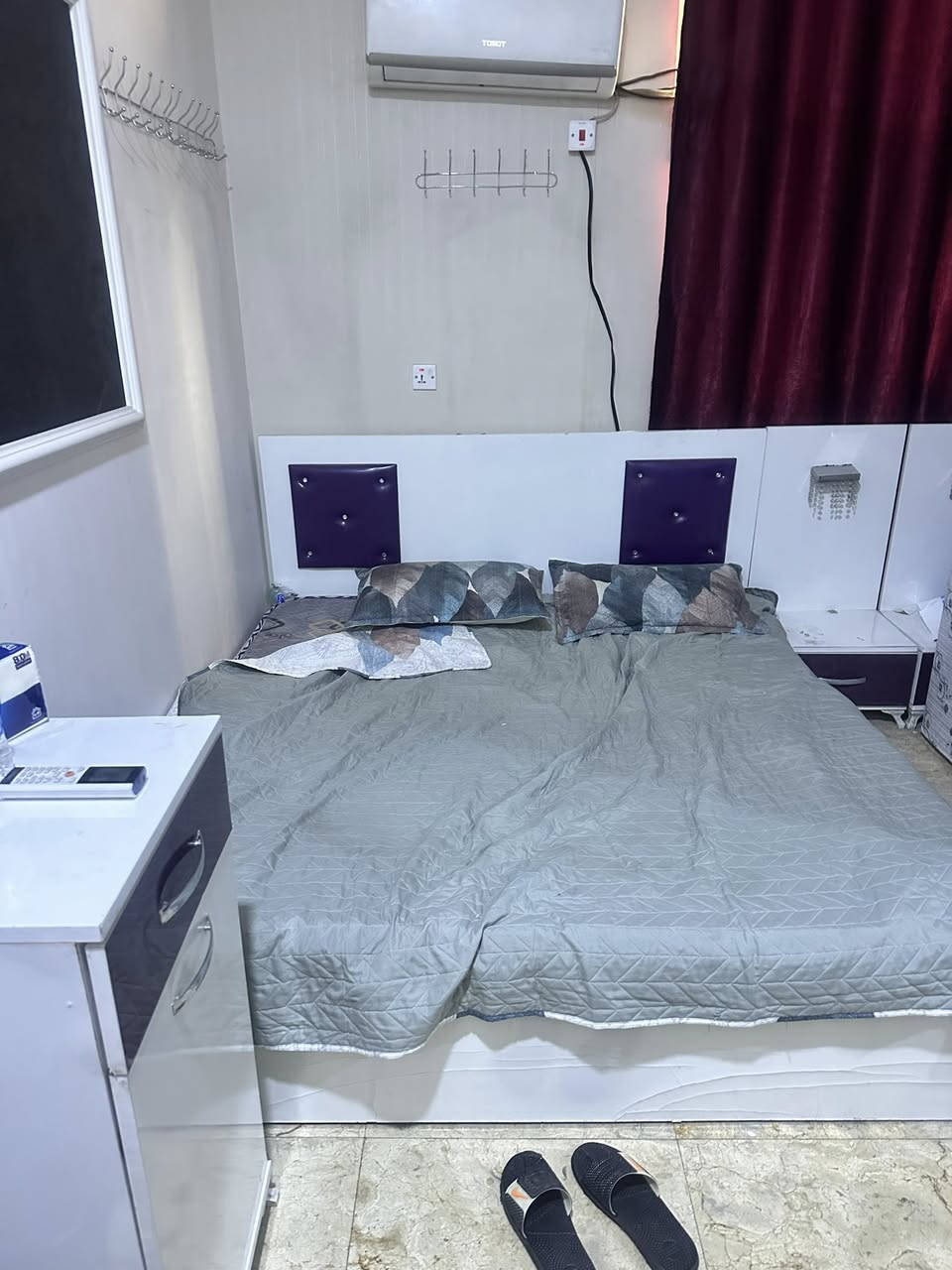 سلام عليكم غرفه تركيه بحاله جيده مع سبالت عدد 2 واحد طن واحد ميديا ولثاني توسوت ثنينهن شغالات وثلاجه زغيره شغاله وبرده كلهن رايدهن ب 500 الف المكان بغداد شارع المغرب ***********
