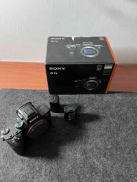 للبيع sony A7iii  شتر 29k كامل ملحقات الكاميرا نظيفه تواصل 07722998739