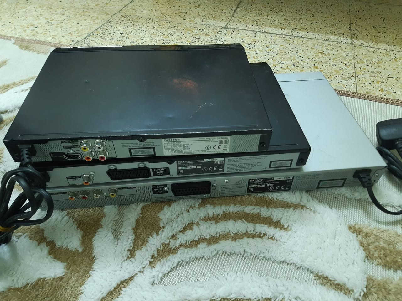 DVD سوني .
عدد ٣ . 

السعر الكل  : ٢٠،٠٠٠ دينار . 

الرصاصي : عطل في العدسة .

الباقي شغال . 

بدون رمونت . 

متوفر توصيل .


**إذا كنت صاحب هذا الإعلان وتريد حذفه لأي سبب، رجاءا أرسل رسالة إلى الدعم الفني**