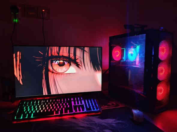 تفصيل مواصفات الكمبيوتر

1. المعالج (CPU):

· الموديل: Intel Core i5-12400F

2. اللوحة الأم (Motherboard):

· الموديل: MSI H610

3. كارت الشاشة (GPU):

· الموديل: ASUS Dual GeForce RTX 4060

4. الذاكرة العشوائية (RAM):

· الموديل: T-FORCE (على الأغلب من TeamGroup)
· المواصفات:
  · السعة: 16 جيجابايت (عبارة عن قطعتين 8 جيجابايت لكل منهما، مما يعني Dual Channel لأداء أفضل).

5. وحدة التخزين (SSD):

· الموديل: ADATA LEGEND 710 1TB
· المواصفات:
  · السعة: 1 تيرابايت.
  · النوع: M.2 NVMe.

6. مزود الطاقة (PSU):

· الموديل: RUIX (Reex) 650W
· المواصفات:
  · القدرة: 650 واط.

7. الصندوق (Case):

· الموديل: MASS 03

8. الشاشة (Monitor):
· الموديل: ASUS VG249Q3A
· المواصفات:
  · الحجم: 23.8 بوصة.
  · الدقة: 1920x1080 (Full HD).
  · معدل التحديث: 165 هرتز - ممتازة للألعاب وتوفر صورة سلسة جداً.
  · التقنية: IPS - توفر ألوان دقيقة وزوايا مشاهدة واسعة.

ملخص الأداء والتقييم:

· الغرض الرئيسي: هذا الجهاز مبني خصيصاً للألعاب على شاشة 1080p، وسيؤدي أداءً ممتازاً في هذا المجال مع كارت الشاشة القوي RTX 4060.

السعر 1.200.000 د
ستعمال 3 اشهر 
نضافة 100%
عنوان: الديوانية_ قضاء السنية
***********
