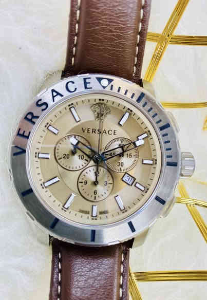 Versace البراند الشهير
ساعة رجالي جديد اصلي 
سير جلد قهوائي 
 مينا بيجي ذهبي 
 قطر 48 
 كرونوگراف
نافذة date 
 دبل تايم 
 سنتر ثواني منفصل 
 زجاج زفير 
 ستانلس ستيل بالكامل 
 ضد الماء 
 السعر تواصل على الخاص او على الواتساب على الرقم / ***********
ملاحظة / يوجد توصيل لكافة محافظات العراق
