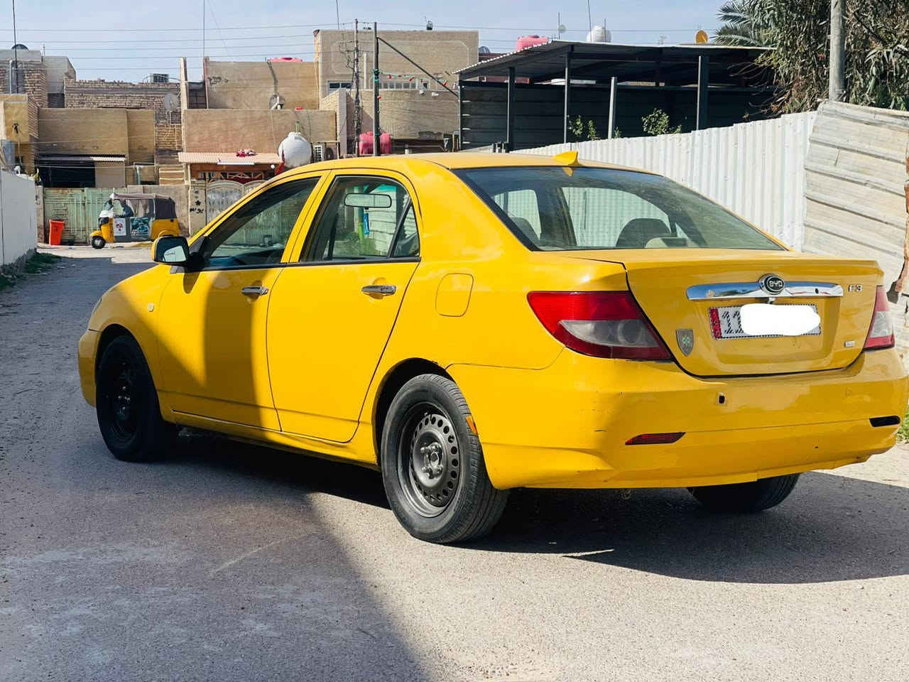 سلام عليكم رمضان كريم سياره BYD F3. 2013 كير عادي سياره حلوه وجديده مابيها لا ضربه ولا صبغ ولا تبديل ولا بارد وحتى رصعات مابيها بيها شخط بل دوسه مبين بل صور سياره كامله مكمله صدر تخم تأير تبريد باتري كله جديد فول مواصفات بسمنا سنويه جديده رقم انكليزي هزه جديده سياره ما ناقصها شي مكاني بغداد سعرها 55 وبيها مجال بسيط حك الجيه رقمي 
***********
