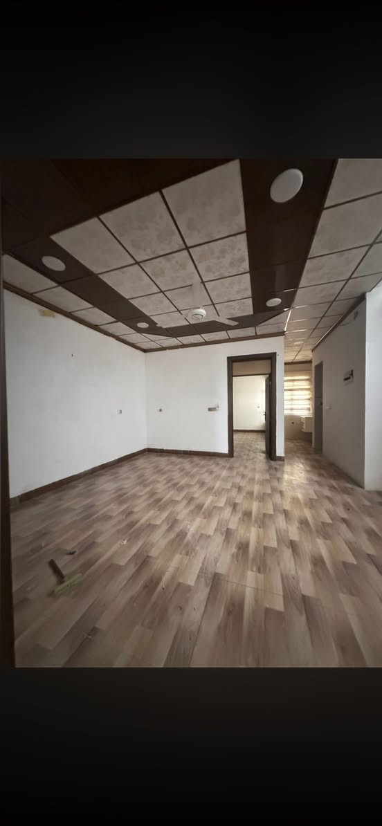 بيت للايجار 175 الف قفل العنوان رابرين خلف سكلة خورشيد اخر فرع مع خط مولد كامل

متكون من غرفة نوم وستقبال وهول ومطبخ ومجمع صحيات كامل مساحة 160 متر 

البيت بي بير ارتوازي 40 متر يعني انسه الماي

و 4 بنكات سقفية وسبلت كونديشن للاستقبال

للتواصل ***********
