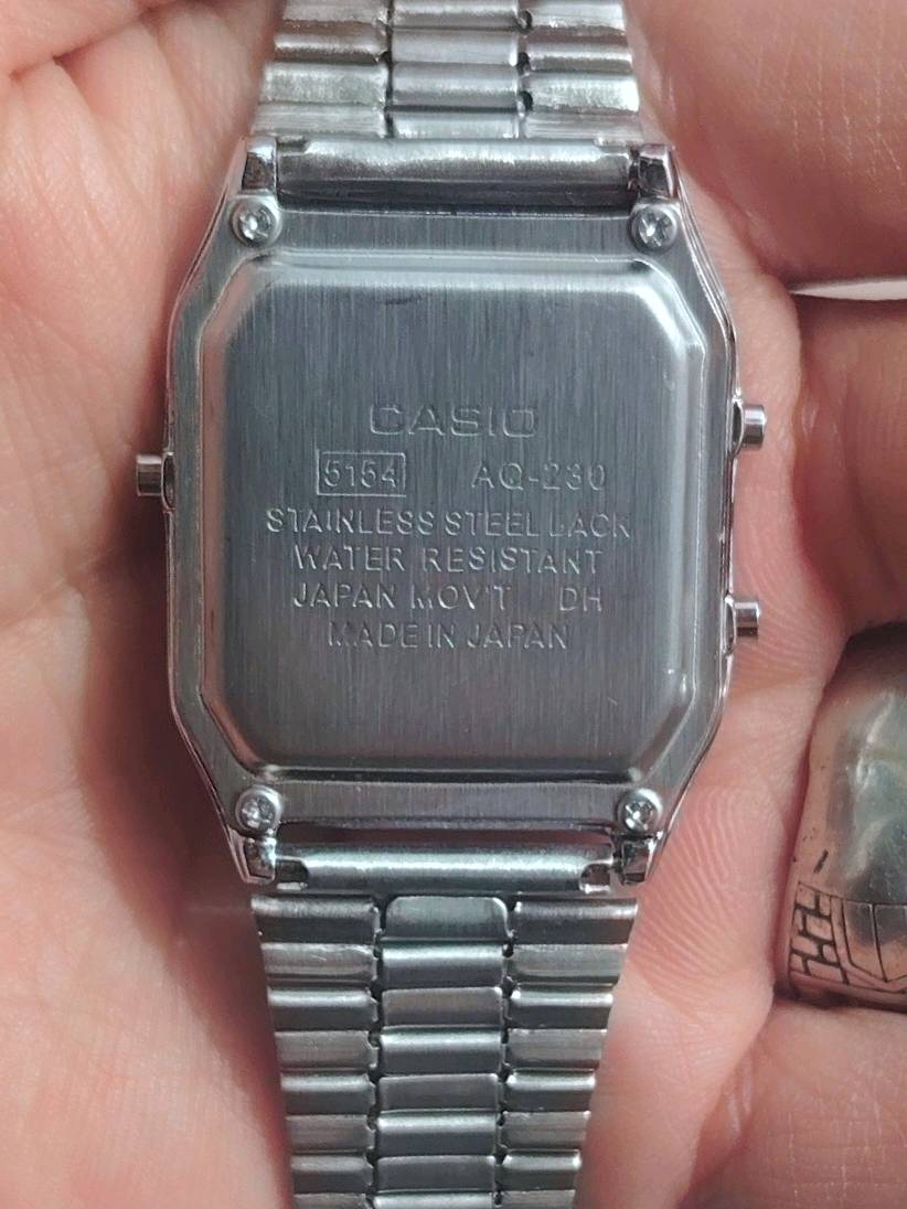 سعر القطعة 36الف مع التوصيل 
ساعة ⌚CASIO ياباني الصنع
ساعة ⌚مكينه ماطور
قطر الساعة⌚30ملم📐
ساعة⌚دبل سير 
1️⃣سير حديد2️⃣سير جلد
تحتوي الساعة⬅️ سناتر 🕑وارقام🔢
⬅️وايضا معدن فولاذ مقاوم للصدا 
⬅️وضد الماء💦
الحجز والاستفسار مراسلة الصفحة او الاتصال على الرقم ***********
ممكن تكتبلي اسم/موديل الساعة بالضبط حتى يكون الإعلان أوضح؟ خصوصاً إذا هي CASIO AQ-230 لو موديل ثاني.: 
ساعة ⌚CASIO
شنو حالة الساعة حالياً؟ بيها أي خدوش، مشاكل بالزجاج، أو أي قطعة مو أصلية/مبدلة؟: 
جديد
هل الساعة شغالة 100% والبطارية جديدة لو تحتاج تبديل؟ وبالنسبة للسناتر والوقت الرقمي كلهن يشتغلن طبيعي؟: 
نعم شغالة
وين موقعك بالعراق؟ حتى أضيف بالمعلن منطقة الاستلام والتسليم للمشتري.: 
الفرع الاول محافظة كركوك 
الفرع الثاني محافظة صلاح الدين 
السعر 36 ألف نهائي لو بيه مجال للنقاش؟ وهل التوصيل ضمن السعر لكل المناطق لو حسب المحافظة؟: 
السعر مع التوصيل 
