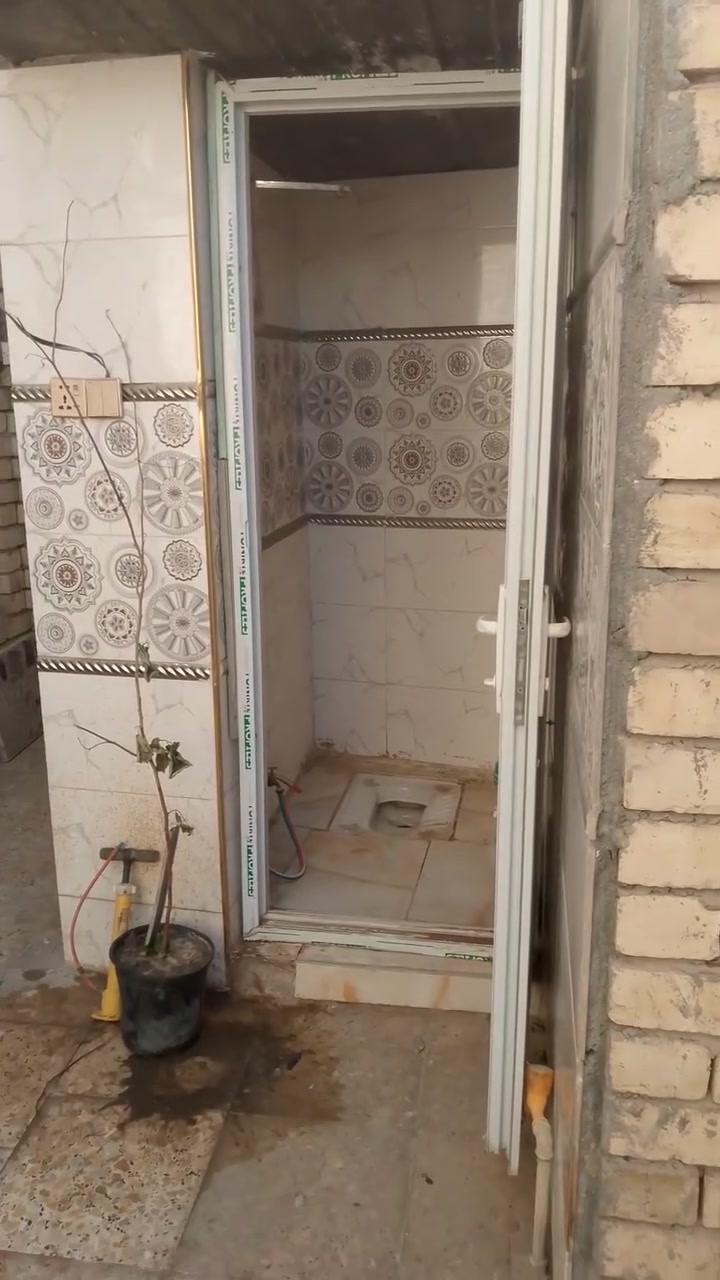 بيت للايجار مساحه 160متر جاهز من كلشي بناء جديد يتكون من غرفتين وصاله ومطبخ وحمامين ومناور اثنين يوجد خدمات فول. خط انترنت خط سحب.  ماطور ماي سخان 5 براميل ماي انارة كاملة لشموع واللدات جيب غراضك وتكعد.  ***********.

