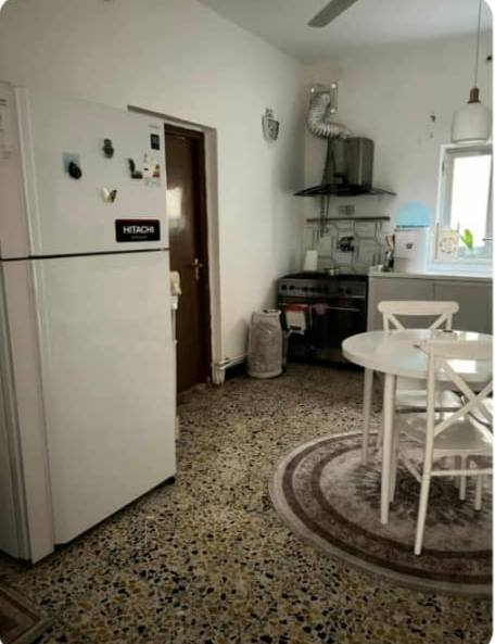 🔹دار 4غرف بالخدمات بالخاجية🔹
🔹رقم الاعلان (97)
::::::::::::::::::::::::::::::::::
🔹المنطقة:-3000
🔹نوع العقار:-دار سكن
🔹المساحة:-200م
🔹الوجه:-10م
🔹النزال:-20م
🔹عرض الشارع:- 12م
🔹سنة البناء:-2007
🔹عدد الطوابق:-طابقين
🔹تفاصيل البناء::-
🔹الطابق الاول يتكون من::استقبال ومطيخ وهول وغرف نوم عدد(2)وصحيات 
🔹الطابق الثاني يتكون من:: غرف نوم عدد (2)
🔹أقرب نقطة::-شارع المجلس البلدي
 
👈و لمزيد من التفاصيل يرجى التعليق (((ب تم)))

او الاتصال على الرقم التالي ***********

👈او زياره مقرنا الكائن في
الخاجية شارع 40 
مجاور الابتسامة الذهبية
