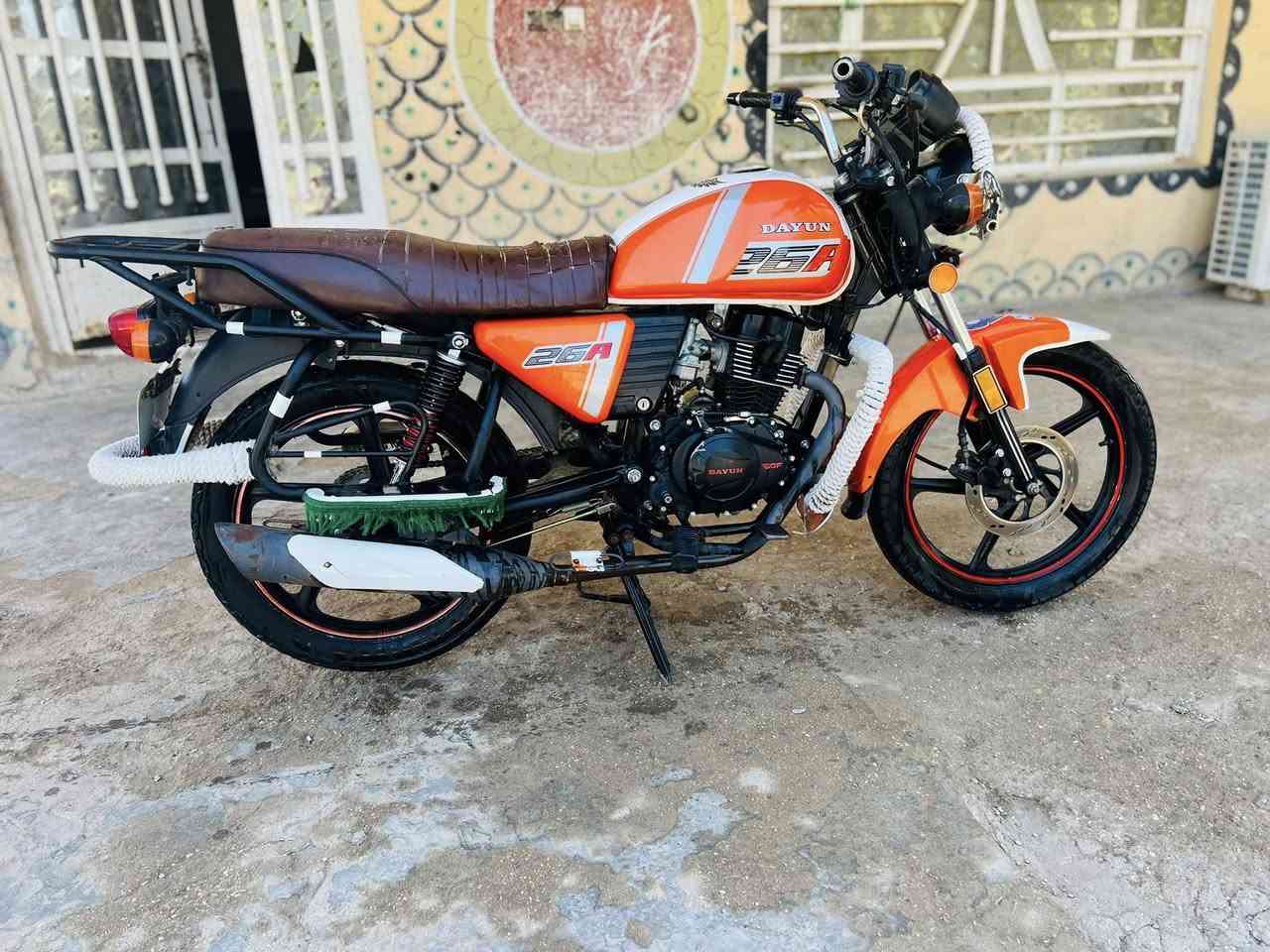 سلام عليكم دراجة دايوان للبيع موديل 23 أوراق اصوالي دراجة مكفولة كفالة عامة  كهربائيات كاملة أي نقص مابيهةً كتابة حمرة.  شرط. انضف من الصورةً السعر مليون 500 وبيهة مجال. ***********
