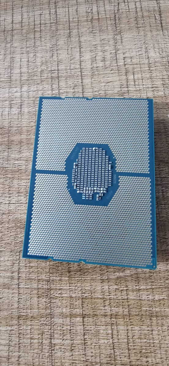 هذا المعالج هو Intel® Xeon® Gold 6138، وهو معالج قوي مخصص للخوادم ومحطات العمل. يتميز هذا المعالج بكفاءة عالية في المهام المتعددة مثل التحليلات، واستضافة قواعد البيانات، والأنظمة الافتراضية. 
إليك أهم مواصفاته التقنية:
المواصفات الأساسية
عدد الأنوية: 20 نواة.
عدد المسارات: 40 مساراً.
التردد الأساسي: 2.00 جيجاهرتز.
أقصى تردد تربو: 3.70 جيجاهرتز.
ذاكرة الكاش: 27.5 ميجابايت L3 Cache.
الي  يفيدا يكتب سعر وبلعافية


**إذا كنت صاحب هذا الإعلان وتريد حذفه لأي سبب، رجاءا أرسل رسالة إلى الدعم الفني**