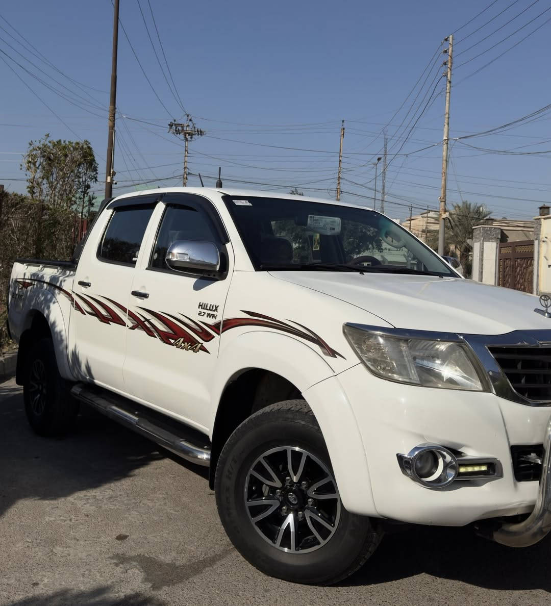 للبيع تيوتا 2014 رقم بغداد بسمي كير اوتماتيك سيد نهرو   داخل صاج دوشمة اشاير بل مري شاشا تخم تاير جديد سيارة مكفولة كفالة عامة كير ومحرك على وضع الشركة سياره جديدة بمعنى الكلمه فقط بيه كارت شبر  
السعر 240 وبيه مجال بسيط مكاني بغداد 
الرقم الهاتف ***********
