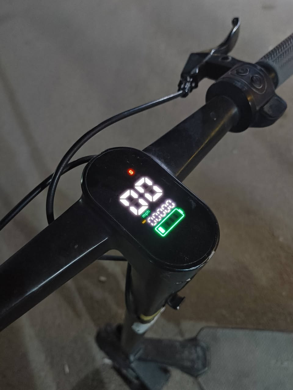 سكوتر سعره بالوكاله 900 دولار
دبلات يتحمل وزن 300 كيلو 
سرعه 30
بي برنامج على التلفون تتحكم بكل اشيائه 
وبي اشاير يمين يسار 
السكوتر يمشيك 55 كيلو بشحنه وحده
الشراي يخابرني 
***********
