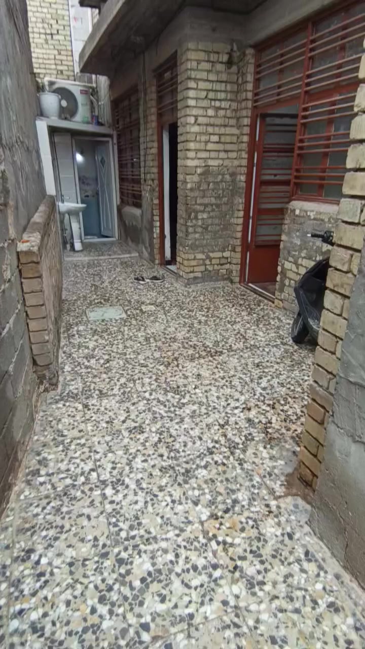 🏠 عقار للبيع - حي الكفاءات
📍 الموقع:
شارع 50، منطقة الكفاءات.
✨ مميزات العقار والبنية التحتية:
 * المستوى: بناء عالي عن مستوى الشارع.
 * الخدمات: متوفر (خطين ماء، كهرباء، إنترنت، منظومة مجاري).
 * الهيكل: صب مسلح بالكامل.
🏗️ تفاصيل الطوابق:
1️⃣ الطابق الأول (جاهز بالكامل):
يتكون من المساحات التالية (بالأمتار):
 * الاستقبال: 5 \ 4
 * الصالة: 9 \ 4
 * المطبخ: 3.5 \ 3.5
 * الغرفة الأولى: 4 \ 3.40
 * الغرفة الثانية: 4 \ 3.40
 * الحمام: 1.5 \ 1.5
 * المنور: 1.5 / 1.5
 * الترك: 1.5 / 6
2️⃣ الطابق الثاني:
 * المساحة: نفس تصميم وقياسات الطابق الأول.
 * الحالة: يحتوي على غرفة واحدة مكتملة بمساحة (5 \4 ).
 * الملاحظات: باقي أجزاء الطابق الثاني تحتاج إلى (لبخ/بياض، تأسيسات كهربائية، وأرضية).
> ملاحظة: التفاصيل الإضافية موضحة في الصور و الفيديو
للتواصل ***********
***********
