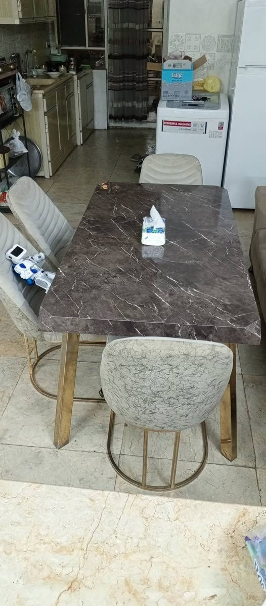 ميز طعام مع أربعة كراسي مخمل اوف وايت مستعمل نظيف جدا 
السعر 250 ألف دينار 
موبايل ***********
