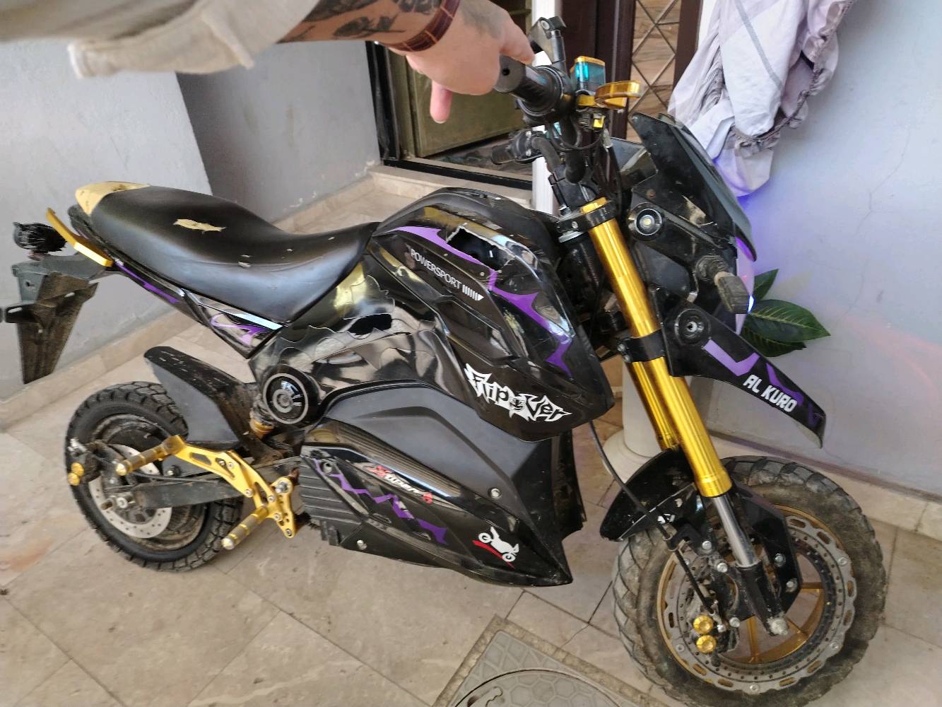  دراجه شحن الشكل الجديد مع وصل الشراء صارلها تقريبأ 6 أشهر من مشتريها

بطاريه فول ملف نضيف فقط عيبها التاير الخلفي خالع +كتف نمره ثالثه سعرها 850 بيها مجال بسيط جدا
 او عندك مراوس  ب ايشي اعرضه الي 
 العنوان بغداد حي جهاد 