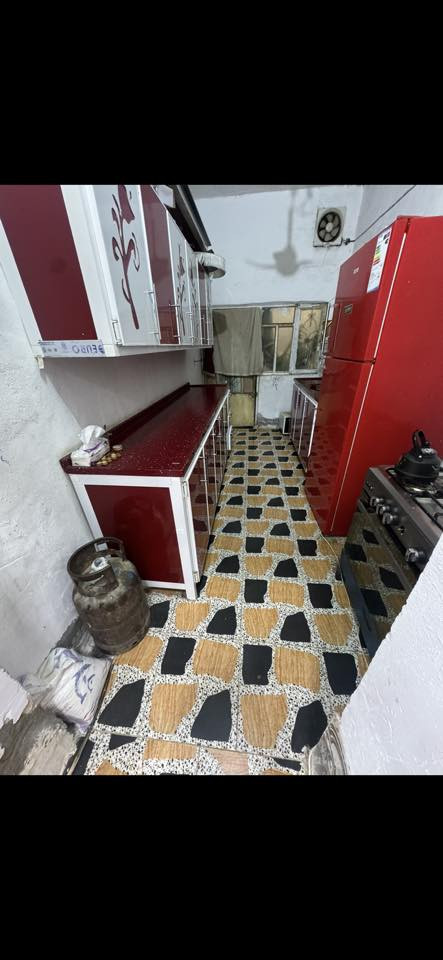 بيت مساحة 100 متر طابو زراعي خلف ملعب الهاشمية كاع لفتة يحتوي على غرفة +صالة+مطبخ+استقبال+ساحةخارجية +صحيات خارجية البناء حديث بلوك السقف عكادة بناء كامل متوفر كافة الخدمات ماء وكهرباء 
***********
