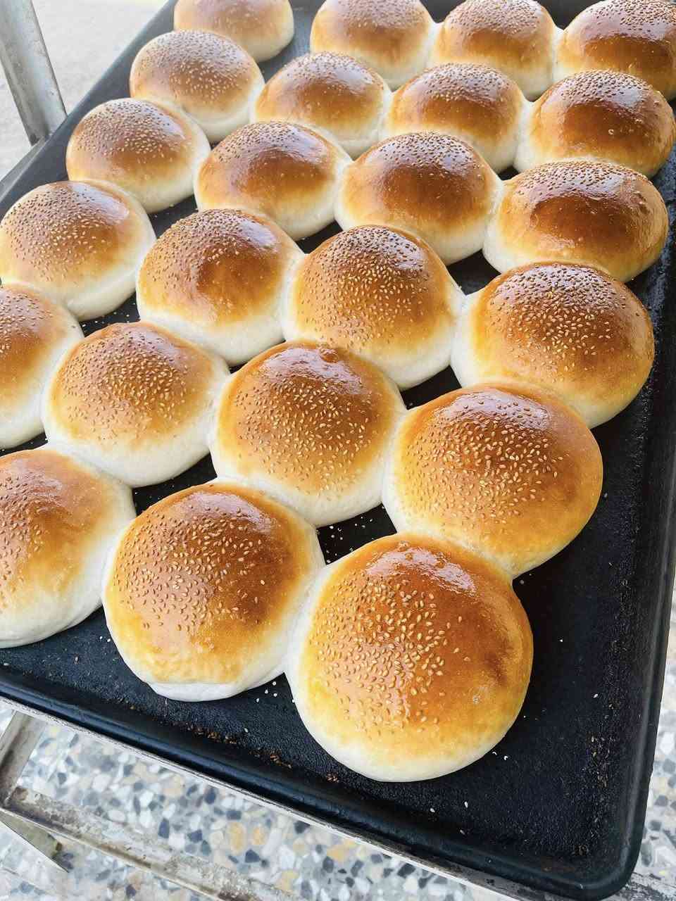 السلام عليكم خلفه صمون كهربائيّ وكاهي وجرك وفطائر وكعك مضبوط محتاج شغل مكاني بغداد الكرخ المحتاج يتصل *********** ابوسيف
