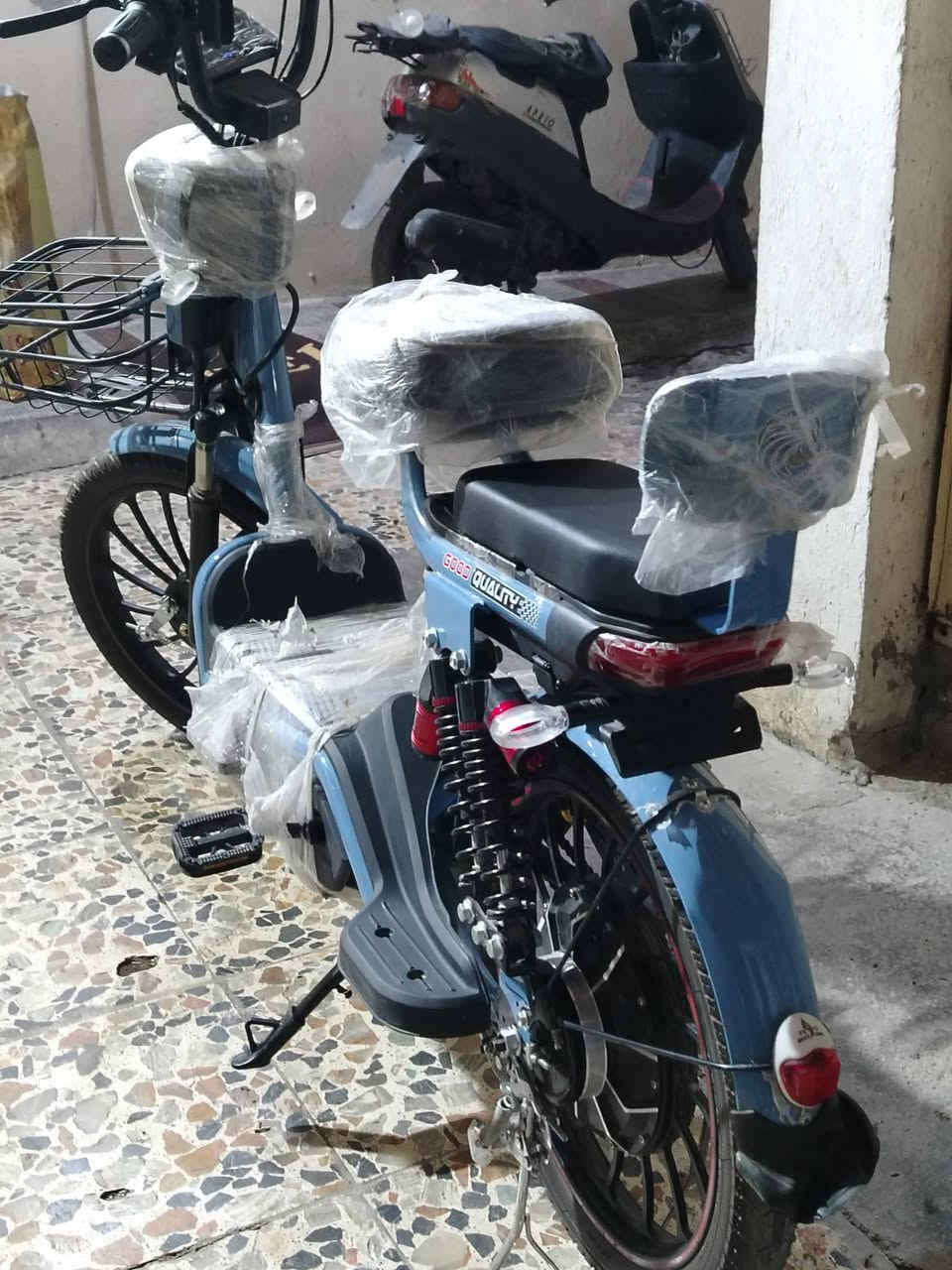 السلام عليكم
 بايسكل كبير فيكتور
مديل 2025 خمس بطاريات اربع سرعات التشغيل سويج و كارت وتشغيل عن بعد سعره 350 الف
المكان حي القدس الأول للاتصال ***********
