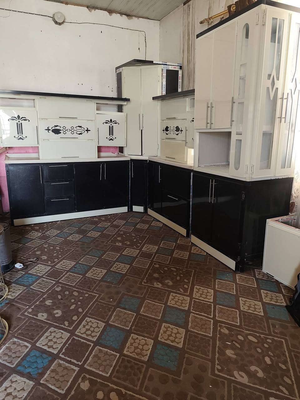 مندوبه اغراض شعندك للبيع دزلي ابيعه الك بعموله بصيطه 
غرفه جديده وسبلت 3طن انفيرتر وكاونتر مرمر 4متار ونص لارضي ومعلق نفس القياس ارتفاع المعلق ااكثر من متر  الشراي يتصل عل رقم ***********
