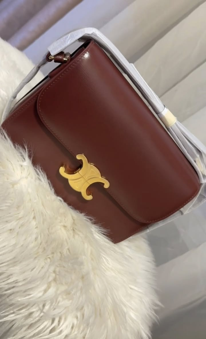 اناقه وفخامه القطعه عالم ثاني 🫰🏻
حقيبه ماركه CELlNE صنع في Paris


**إذا كنت صاحب هذا الإعلان وتريد حذفه لأي سبب، رجاءا أرسل رسالة إلى الدعم الفني**