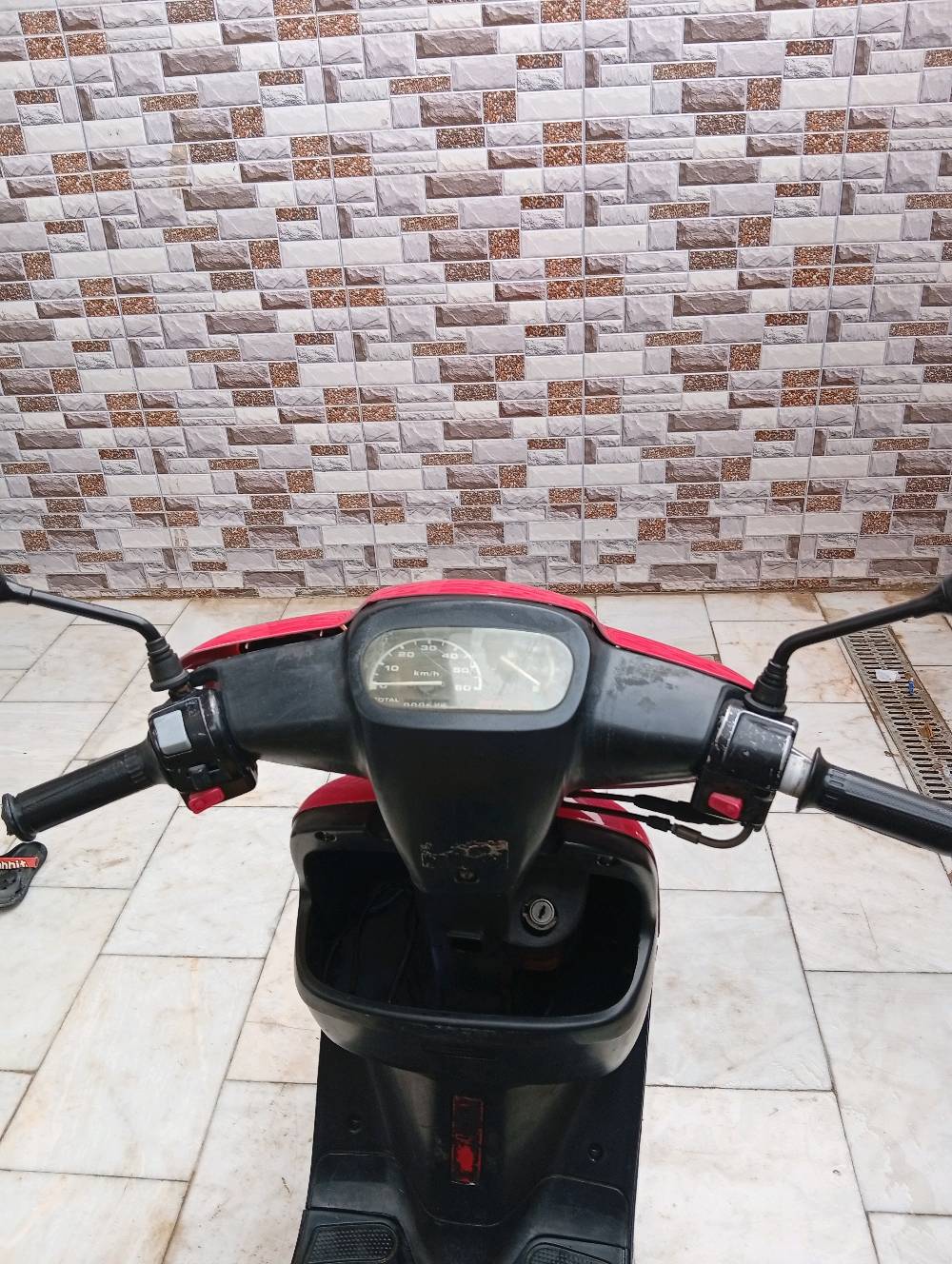 السلام عليكم دراجة بطة 60خطين ياباني للبيع دراجه مجفت مرة وحدة كابريتر جديد السكن كربلاء حي الرسالة قرب اسواق السدرة أو مدرستي طه للعلم دراجة نضيفةنكرة الله شاهد 