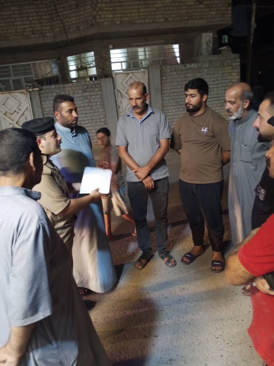 الى كافة المواطنين  الكرام 
ستبدأ حملة امنية لنزع السلاح الغير مرخص من قبل الاجهزة الامنية وعليكم اتباع التعليمات التالية المبسطة جدا لتجنب اعتقالكم ومصادرة السلاح 
السلام عليكم بدلا من مصادرة السلاح العائد لك بأمكانك الحصول على موافقة حيازة قطعة سلاح واحدة داخل دارك او مكان عملك (بندقية او مسدس او بندقية صيد وغيرها من الأسلحة الخفيفه )بدون اي رسوم (مجانا)ويتم ذلك عن طريق  موظف مختص   يحضر  الى دارك من خلال الاتصال بالهاتف ادناه وتسجيل قطعة السلاح وتسليمك استمارة رسمية بحيازة السلاح وهذه الاستمارة تعتبر موافقة رسمية بحيازة السلاح ولايحق لأي جهاز امني مصادرة هذا السلاح   …مع التقدير

للاستفسار .. 
***********
