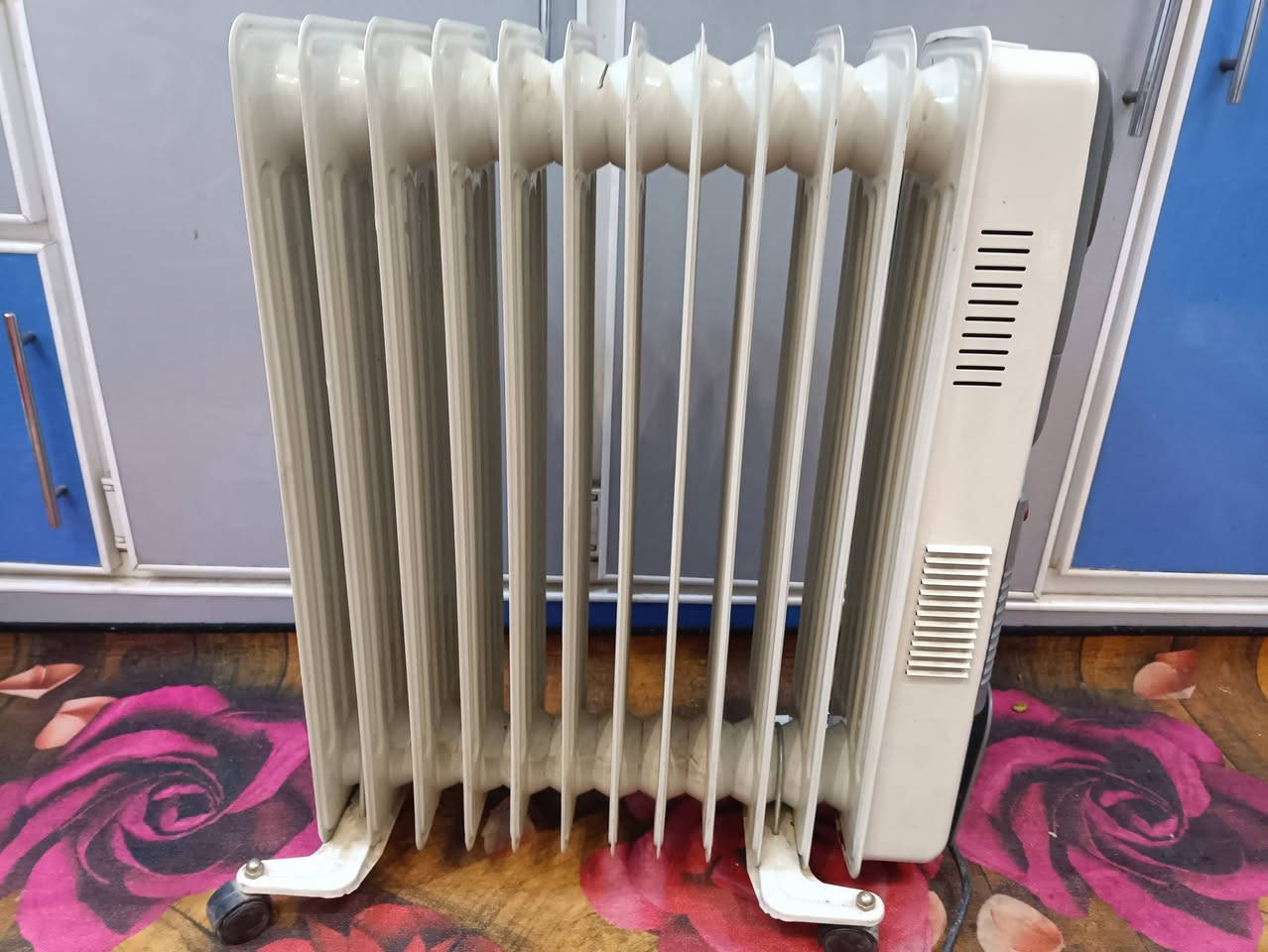 السلام عليكم مدفئه زيتيه 11 خليه ويوجد داخلها ڤان من شركة دنگه سعر 60 مكاني حله شارع  80 رقمي ***********
