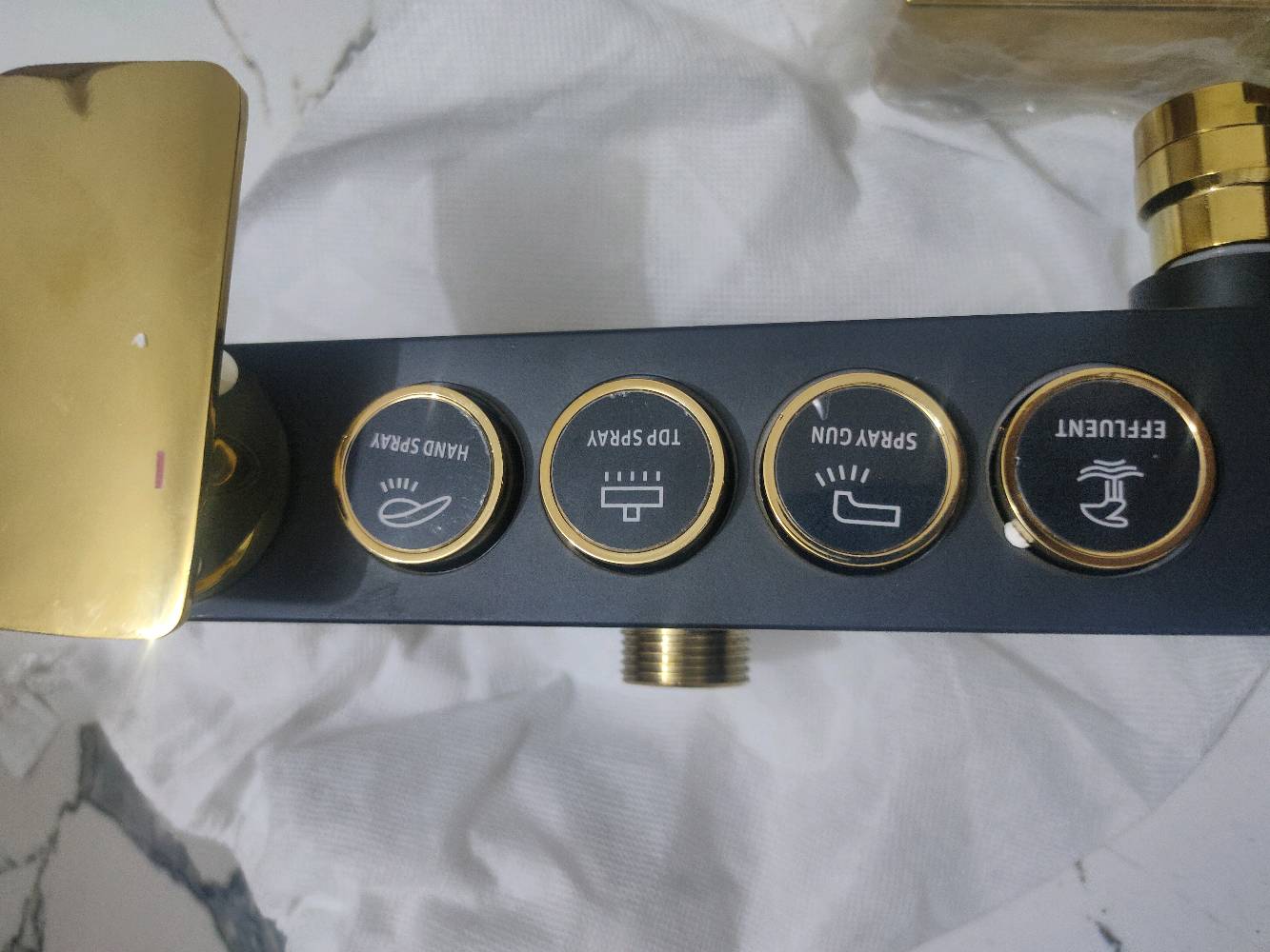 مجموعة دوش فاخرة بمزيج أناقته من الذهبي والأسود، مثالية لإضفاء لمسة مميزة على حمامك. تحتوي المجموعة على دش علوي مربع مع خيارات متعددة للرذاذ، وحوض استحمام بمرشة يد ومقبض تحكم ذهبي أنيق. المجموعة مصنوعة من مواد عالي الجودة لضمان المتانة وطول الأمد.