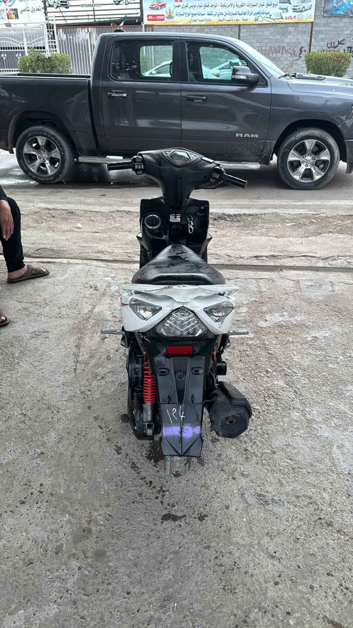 ماكس مضلع مجفته جديد  باتري جديد الكفرات الخلفيه
مصلحه كفرات بلادي سرعه ذي 120 تخم تاير جديد دراجه مال رمبه كفرات مليبله برقم الشاصي وياهه البصمه مالتهه 

مكانها بغداد الحريه 850  وبيها مجال 
***********
