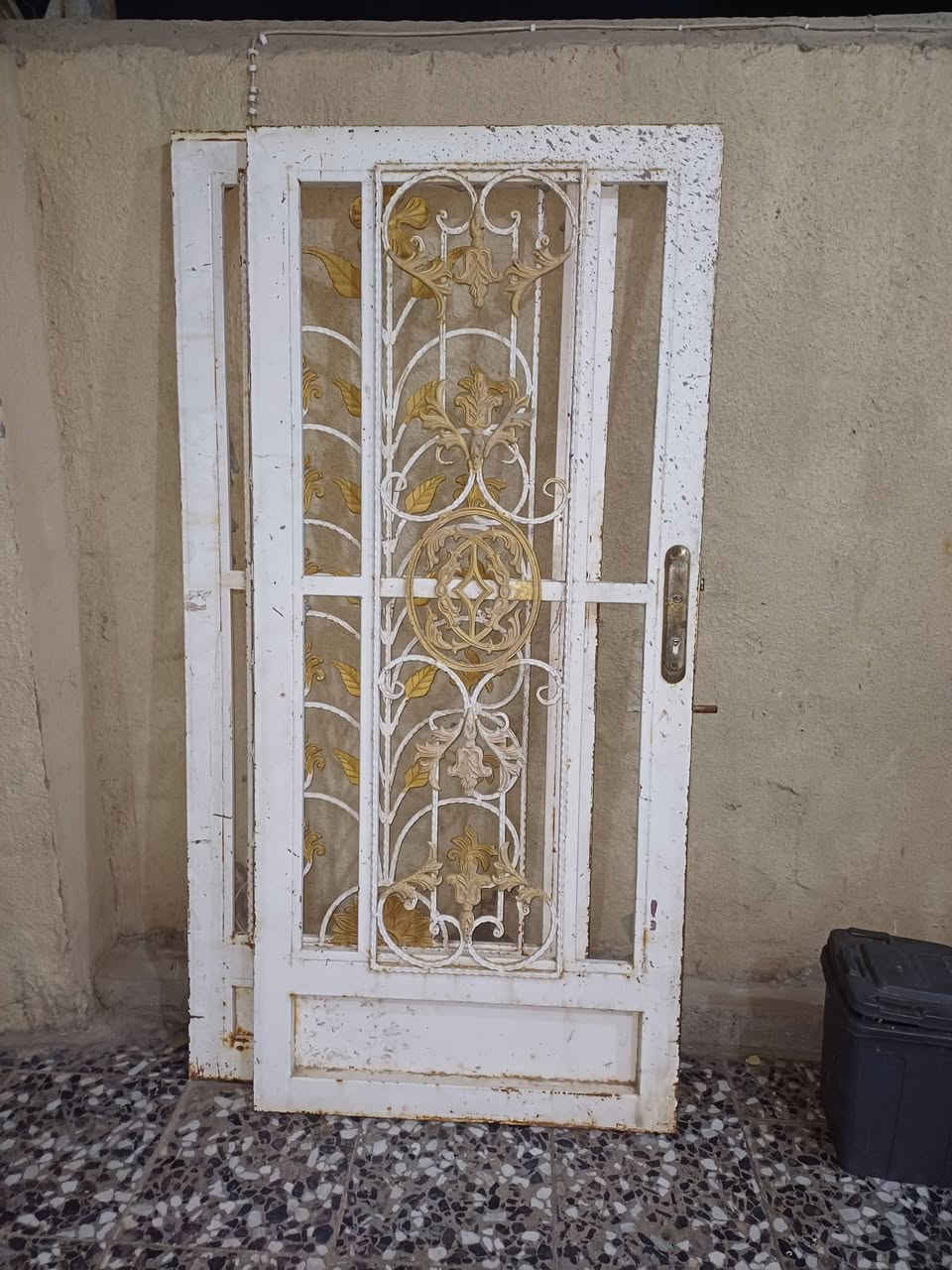 شبابيك اثنين وبيبان اثنين وفريمات شبابيك ثنين كلهن نقشه وحده تسكام  مكاني كربلاء  الشراي يتصل ***********
