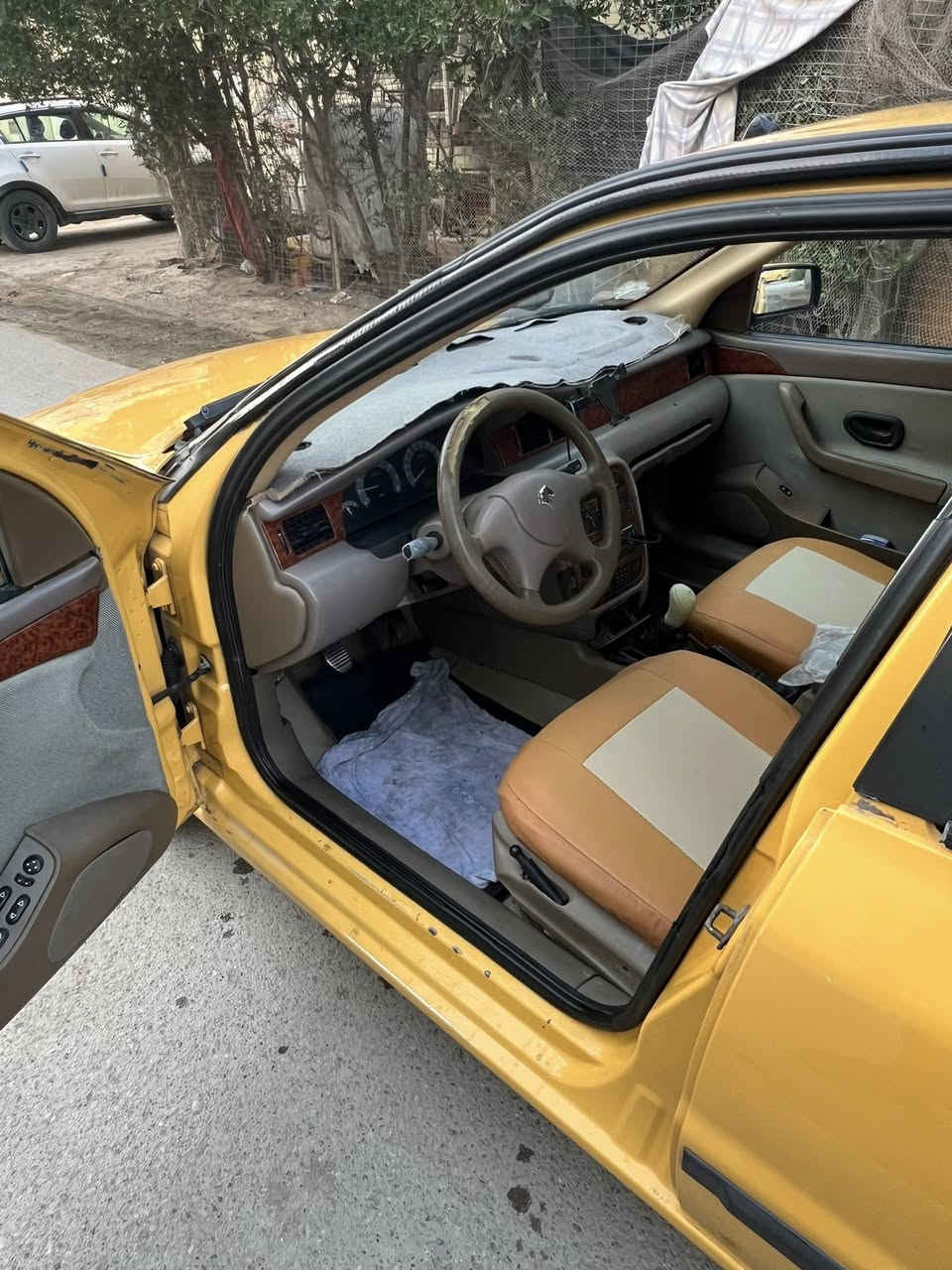 سلام عليكم سمند للبيع ٢٠١٢ سياره نضيفه تبريد ثلج تخم تاير حداديه ٧٠٪؜ كير محرك كفاله مكفوله من صبغ وخياسات بسيطه الدوس معمره وتعمير حلو للاستفسار *********** عنواني بغداد بلديات السعر ٣٩ وبيها مجال للمشتري والموشراي لايعلق رحمه لوالديكم
