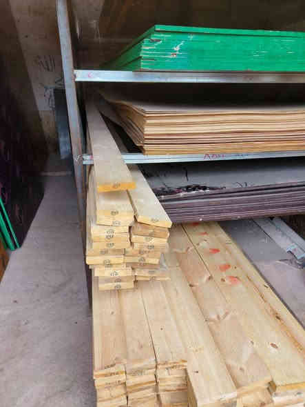 وصول الخشب بلاويد معاكس محلات الحاج أبو ستار ***********
كلشي موجود من الخشب والحديد
