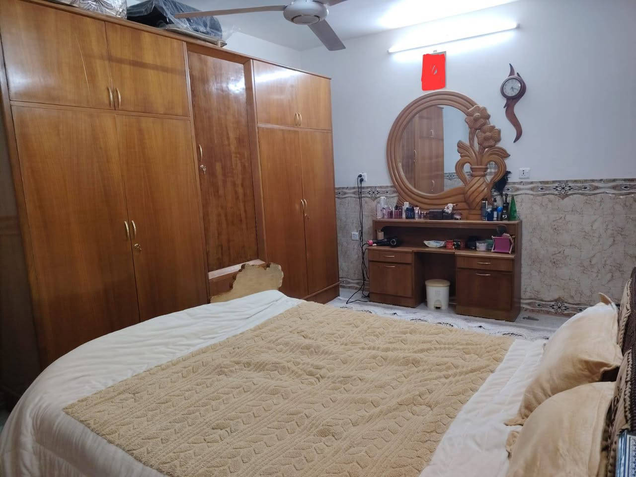 السلام عليكم غرفه اخشاب للبيع مستعلمه ونضيفه كلشي موضح بالصوره السعر 600 الف وبيها مجال بسيط
النقص :
كومدي واحد 
زاويه ملابس 
الرقم ***********
الرقم الثاني ‏‪***********‬‏
