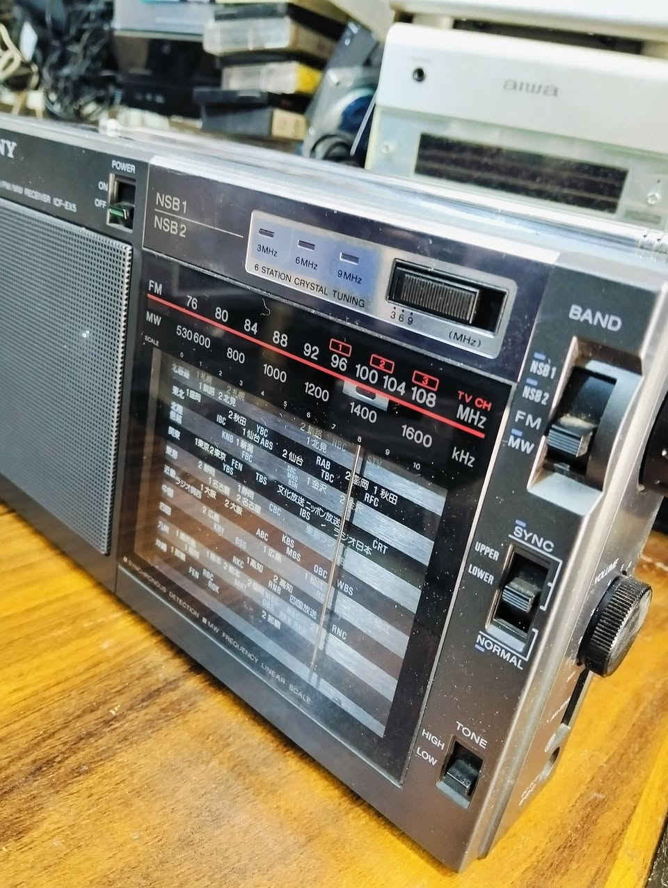 من نوادر الاجهزه اليابانيه 
راديو سوني SONY 
صناعه ياباني صنع سنة 1985 
جهاز بلادي غير داخل تصليح 
موجات الراديو FM MW 
سحب ممتاز للمواجات المذكوره 
يعمل باتري وسط عدد 4 ومحوله خارجه 
ابعاد الجهاز عرض 25  سم ارتفاع 14 سم 
يوجد فديو بالمنشور يوضح التشغيل 
للحجز والاستفسار المراسله على الخاص


**إذا كنت صاحب هذا الإعلان وتريد حذفه لأي سبب، رجاءا أرسل رسالة إلى الدعم الفني**