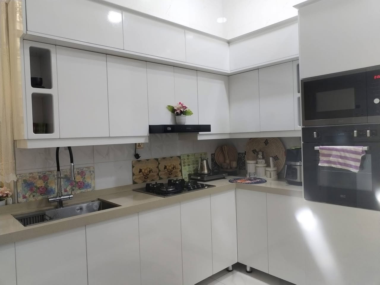 🏠 بيت (مشتمل) للبيع في الكوت - حي الخضراء

بسم الله الرحمن الرحيم
مشتمل طابقين مميز للبيع مع الأثاث الكامل، بناء درجة أولى وبموقع ممتاز. 

الموقع📍:
 الكوت، حي الخضراء (مقابل معارض السيارات).
المساحة : ١٠٠ م 
📐 التفاصيل والتقسيم:
 الطابق الأول: غرفة نوم + الملحقات الأخرى.
 الطابق الثاني: غرفتين نوم.
 حالة العقار: بناء درجة أولى (جاهز للسكن الفوري مع الأثاث).
📞 للتواصل والاستفسار:
للمزيد من التفاصيل ومعرفة السعر، يرجى الاتصال على الرقم التالي:

***********
او زورونا في موقعنا : كوت - حي الخضراء - مقابيل البيع المباشر 
تابعونا لرؤية احدث العقارات والقطع  السكنية والزراعية📍
