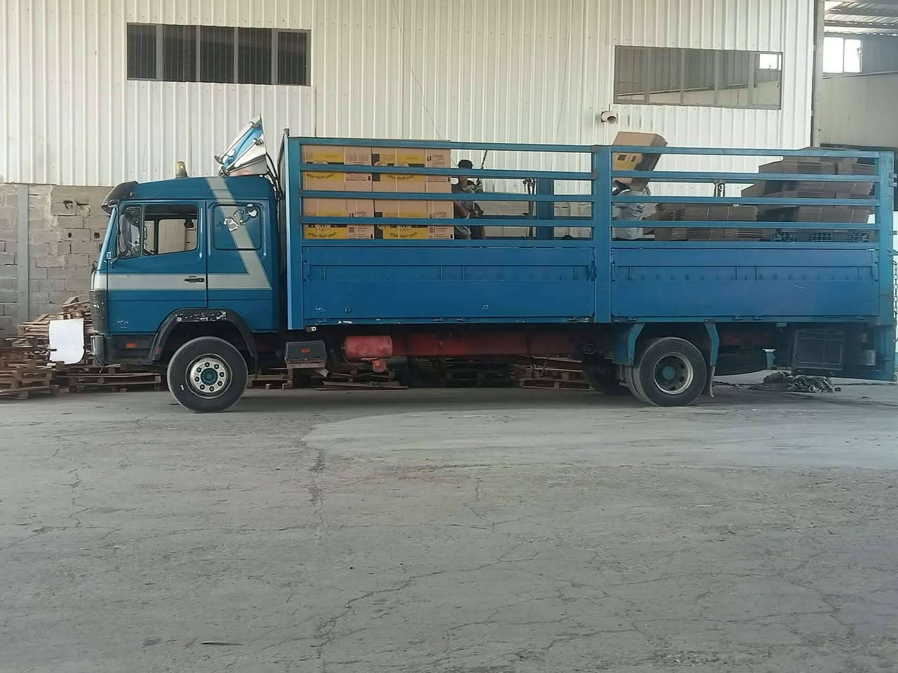 السلام عليكم
لبه مارسيدس للبيع
موديل 1996
طول 7 ونص 
مكينه سوبر
كير داكمه
سنويه لل28
4طن
للاستفسار الاتصال على الرقم 
***********
