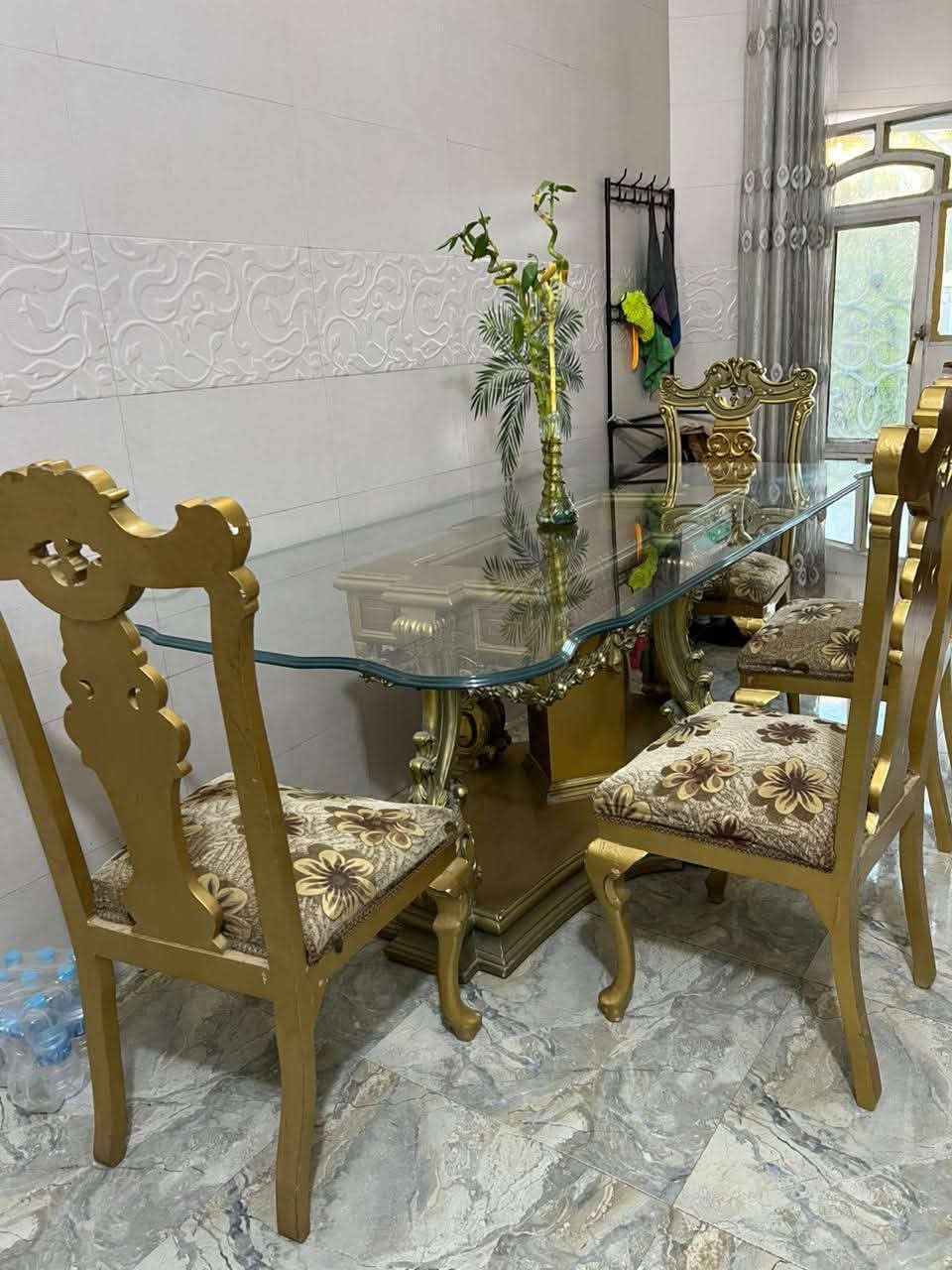 طاوله طعام للبيع ..
طاوله طعام بحجم مترين او 20 تحتوي على 8 كراسي 

صناعه مصري دمياطي بوزن ثقيل او درجه اولى المكان 

بابل (حله) للاستفسار (‭***********‬)
