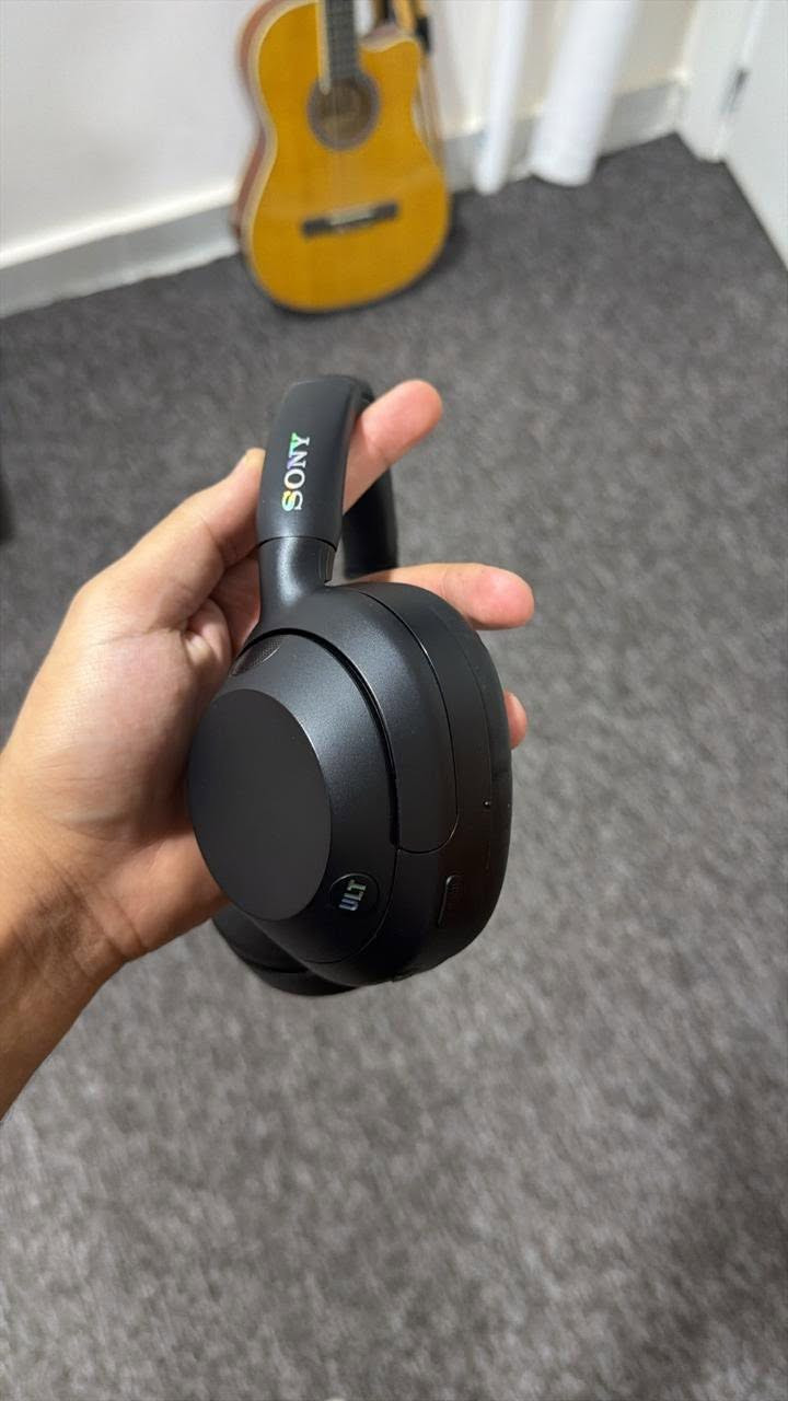 سماعة Sony ULT WEAR الأصلية (بحالة ممتازة/جديدة) 🔥🎧
عشاق البيس القوي والصوت السينمائي المحيطي! لاتفوتكم هالسماعة الرهيبة من سوني. إذا كنت من جماعة المونتاج، صناعة المحتوى، أو بس تحب تعزل نفسك وتعيش ويا الموسيقى والأفلام بصوت نقي وباص (Bass) يزلزل، هذي السماعة هي اختيارك المثالي.
✨ أهم المميزات:
 زر ULT Button: بضغطة زر وحدة راح تنقلك لعالم ثاني من البيس العميق والقوي (بيها مستويين للـ Bass).
 إلغاء ضوضاء فعال (ANC): عزل احترافي يفصلك عن المحيط تماماً بفضل معالج سوني المتطور.
 بطارية عملاقة: يوصل تشغيلها لحد 30 ساعة مع تشغيل العزل، وتدعم الشحن السريع.
 راحة تامة: التصميم مريح جداً على الأذن ومثالي للاستخدام الطويل بدون تعب. 
 
السماعه جديدة جداً اخذتها استخدمتها فتره قصيره  

السعر 250 وبيها مجال علماً الي بالسوك 350 

عنواني كربلاء 

 للتواصل ‭٠٧٨٦ ٩٢٨ ٧٥١١‬ او خاص
