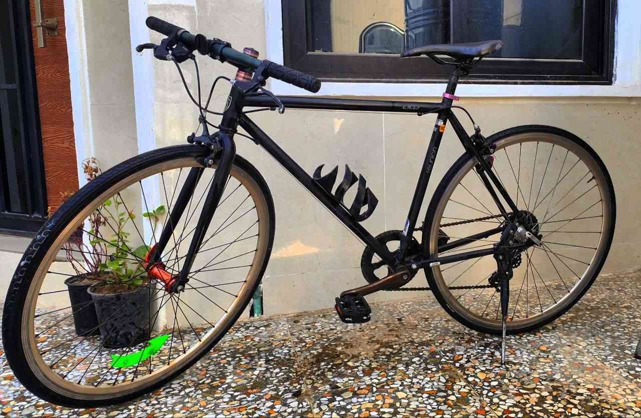 سلام عليكم
بايسكل c700 حجم 26 بالة ياباني 
عليه سستم تبديل نمر شيمانو 1×8
ومكينة شيمانو وبطيخة امامية وخلفية رياضي 
بايدر رياضي خفيف لون تيتانيوم 
مقعد رياضي خفيف 
ستيرن رياضي مثل ما موضح بالصورة 
نظام بريك شيمانو 
السعر 125 وبيه مجال 
مكاني حي الجهاد 
رقم للتواصل *********** موجود خاص ماسنجر
