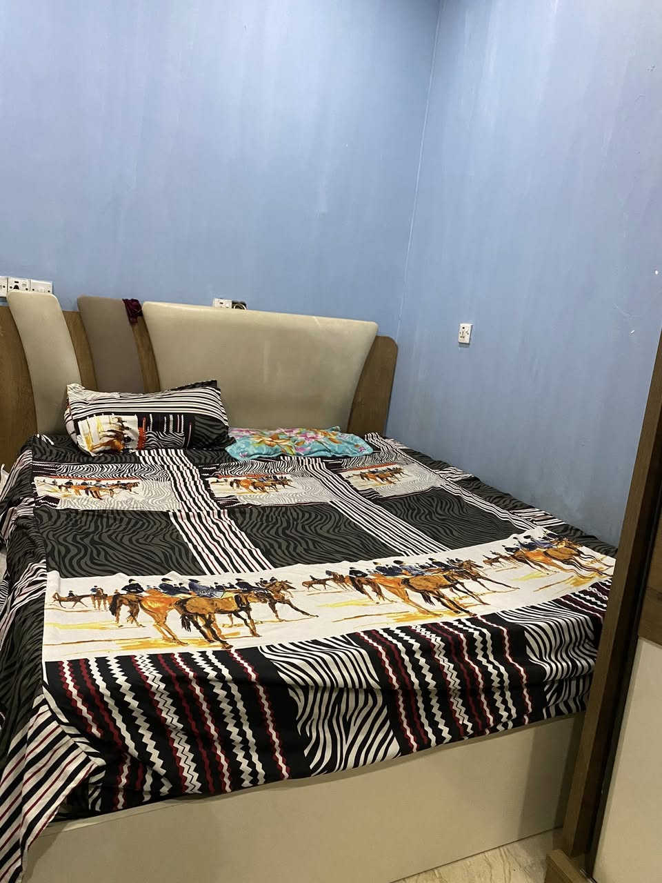 سلام عليكم غرفه تركية للبيع ام المخزن  مكاني بغداد حي العامل سعر 500 وبيها مجال
***********
