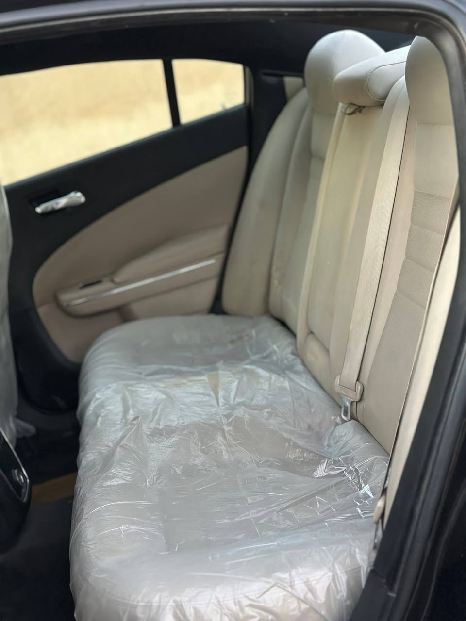 السلام عليكم
ادوات ادوات 
للبيع او مراوس 
جارجر 2014 خليجي 

متون شمالي طبق الاصل 
محرك 6سلندر 
عينه 260 غرفه عسلي 
كير مكينه كفاله 
شراي يتصل
‭***********
