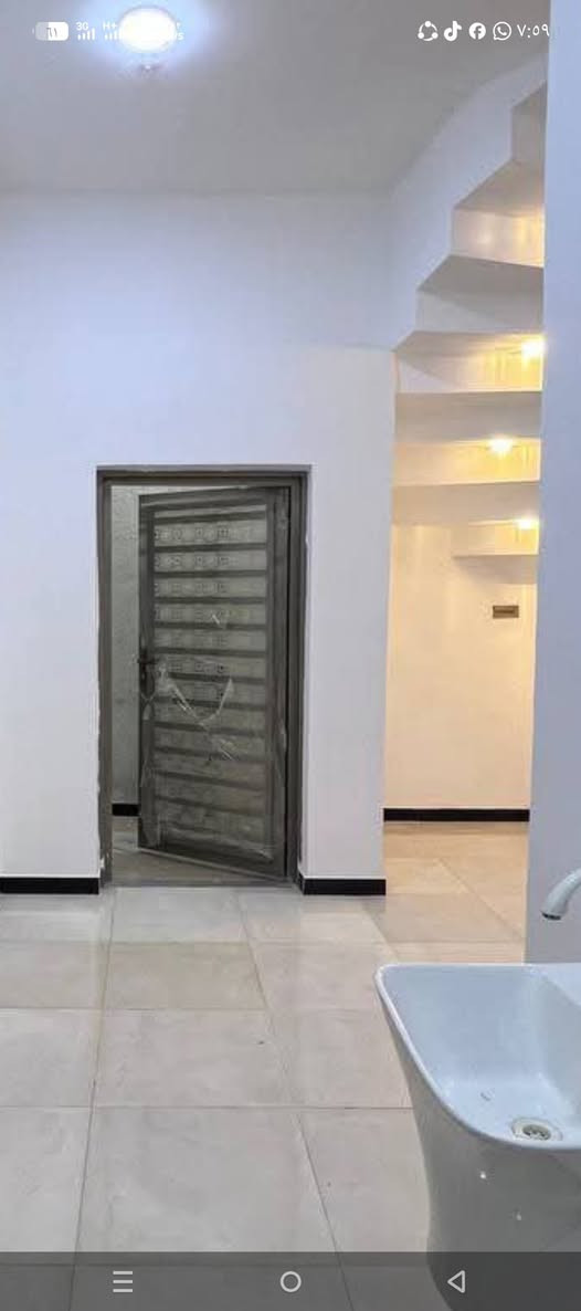 اللهم صل على محمد وال محمد 
بيت للبيع بموقع مميز جداً علئ تبليط مباشر
أساس وسقف #كونكريت والبناء #طابوك_أصفر بالكامل
#المساحة :: ( 10 * 20 ) =200م
ملك صرف زراعي المالك عراقي نموذج 25
#تاريخ_البناء :: 2026
#يحتوي :: كراج واسع جداً . ثلاث مداخل للبيت ::
مدخل صالة مدخل استقبال مدخل مطبخ ::
…………..
صحيات خارجية . أستقبال 6*4 . مطبخ 4*5
صالة نساء معزولة عن موزع الغرف . موزع غرف . درج .
غرفتين منام . مناور عدد 2 البيبان والشبابيك تفصال .
#علماً الصحيات الداخلية منعزلات شرقي / وغربي 
……………
كل ما وضع في البيت ضمان 
تقابل صاحب الارض مباشر 
……………
#العنوان :: ابي الخصيب - نهر خوز - منطقة الطريزاوية
علئ تبليط مباشر مع كافه الخدمات
……………
#السعر_المطلوب :: 135 مليون قابل للتفاوض 
……………
#للأستفسار   *********** مع وتساب
