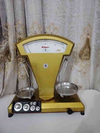 ميزان ايطالي مؤرخ ١٩٥٥ مصنوع من الالمنيوم الثقيل مع اوزان نحاس عدد ٦ ن...