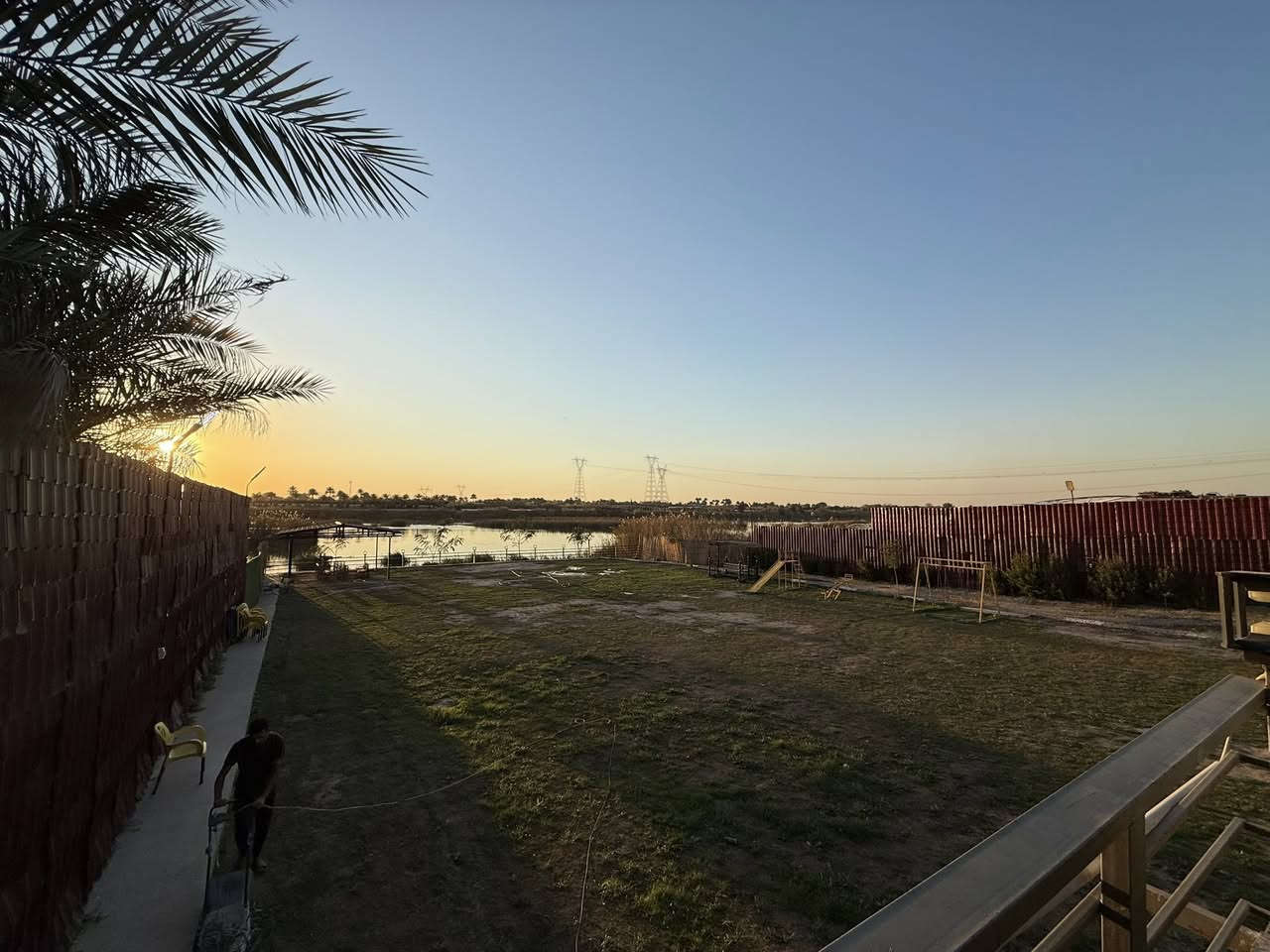 سلام عليكم مزرعت نطاليا لبيجار ليومي غرفة نوم وصالة ومطبخ وصحيات
•مسبح للكبار*********** 
• مسبح للصغار
• العاب للكبار
• العاب للصغار
• حديقة كبيرة
•ادواة للشواء ومكان شوي كامل
•جلسات خارجية
•كراج داخلي
•كهرباء ع مدار 24 ساعة
•انترنت مجاني مفتوح
