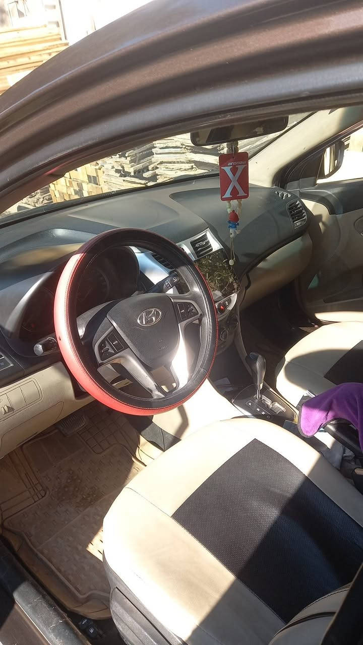 السلام عليكم..
اكسنت موديل  2016 خليجي  تدفئة تبريد  محرك  1600  دوش  قطرتين .. كير محرك  تمام  السيارة رقم بغداد دولي بأسمي 
اللون جوزي مكان السيارة بغداد رئاسة العبيدي 
***********   ملاحظة السيارة بيها جراد بسيط 
السعر 90  وبيها  مجال
