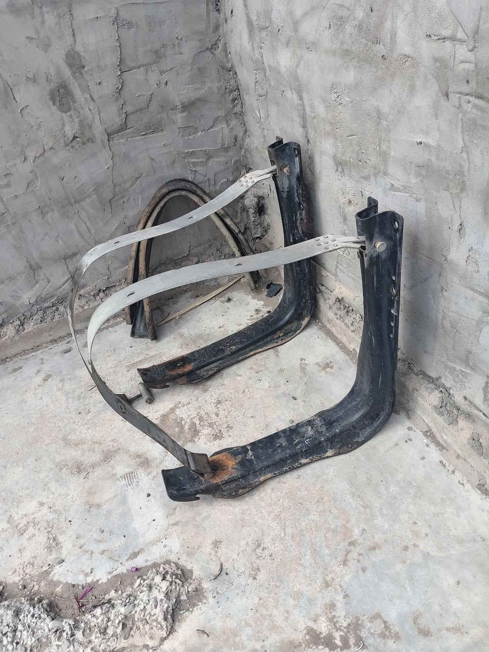 السلام عليكم تانكي كاز 300 لتر للبيع كامل هوا أو قواعده مكان ديالى الاستفسار ***********
