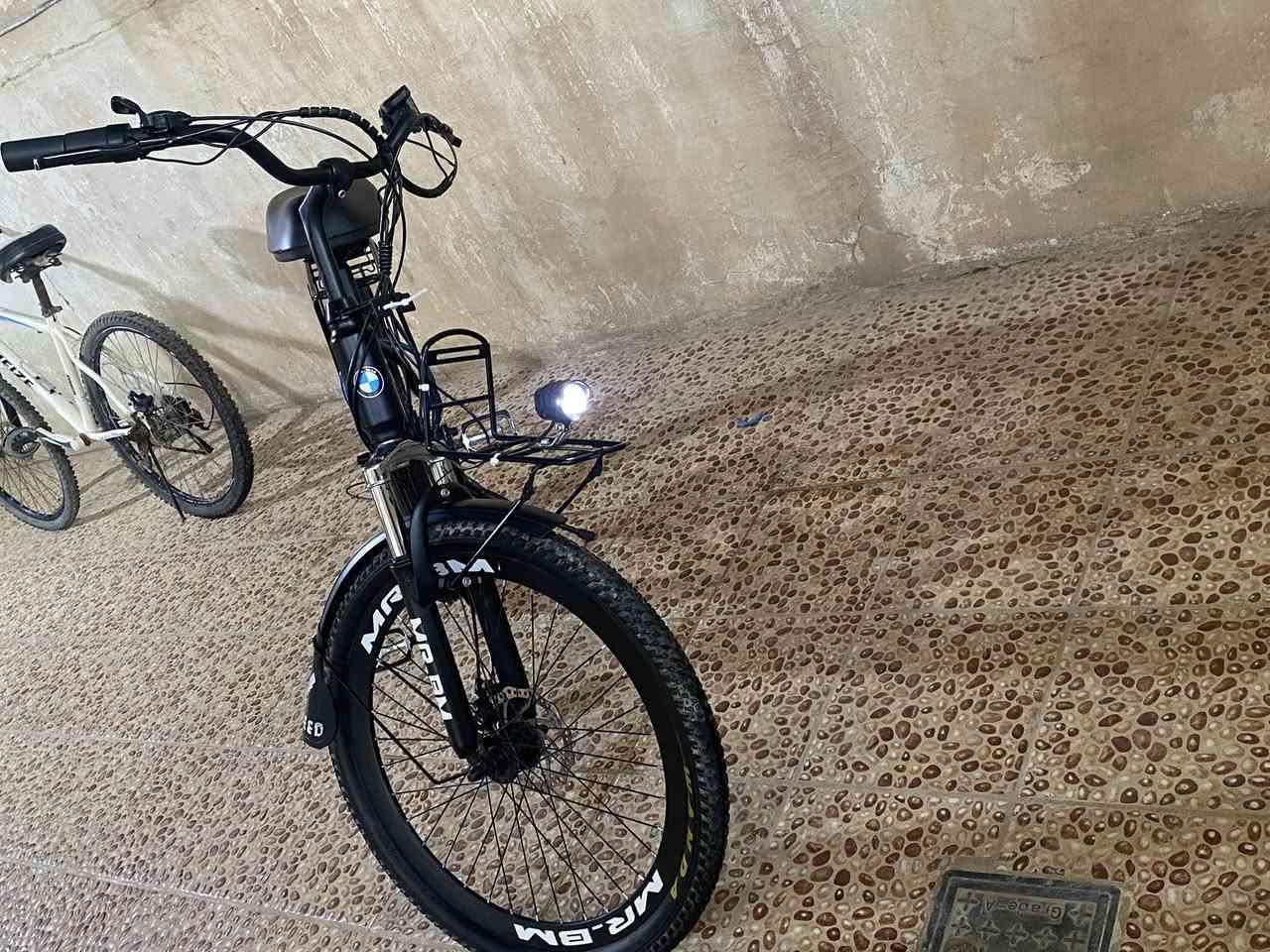 يا الله للبيع  باسكل شحن 
النوع بي إم  بطاريات 🔋 ليثيم باسكل نضيف مامشحون هواي السرعة الحقيقية 50 
السعر ٤٧٥ وبي مجال للشراي مكاني ديالى بعقوبة رقم الهاتف موجود واتساب ***********
