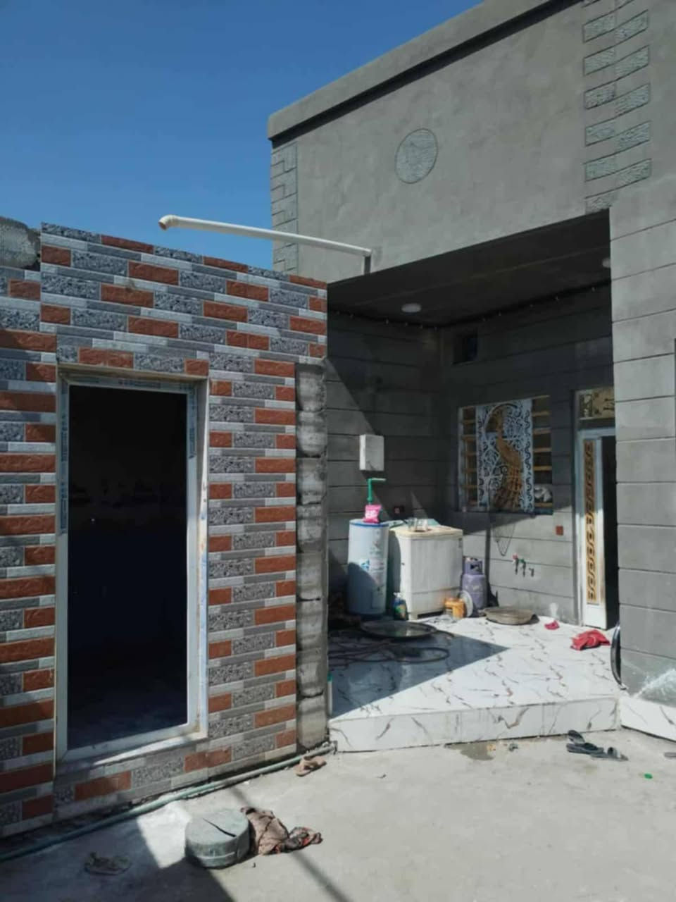 دار للبيع مساحه 150 متر موقع ابو حشيش قرب جامع ال عياش 
البيت بناء جديد ومابي نقص 

غرفه وصاله ومطبخ واستقبال وحمامات داخليه وخارجيه ودرج  وبيتونه 
وكراج سياره 
وتشاريف سطح    شتاكر بناء اساس كونكريت سكف عكاده كل البيت بناء طابوق 
خدمات كهرباء او ماي وشوارع سبيسب قريب على حي الحسين 

  البيت محجوز للمصرف العقاري ستقطاع مباشر 
يباع 
السعر 60 

وتسديد على صاحب القرض 

ويباع   مع نقل كفاله على مشتري وتسديد على مشتري 
الاستفسار اتصال 

***********
